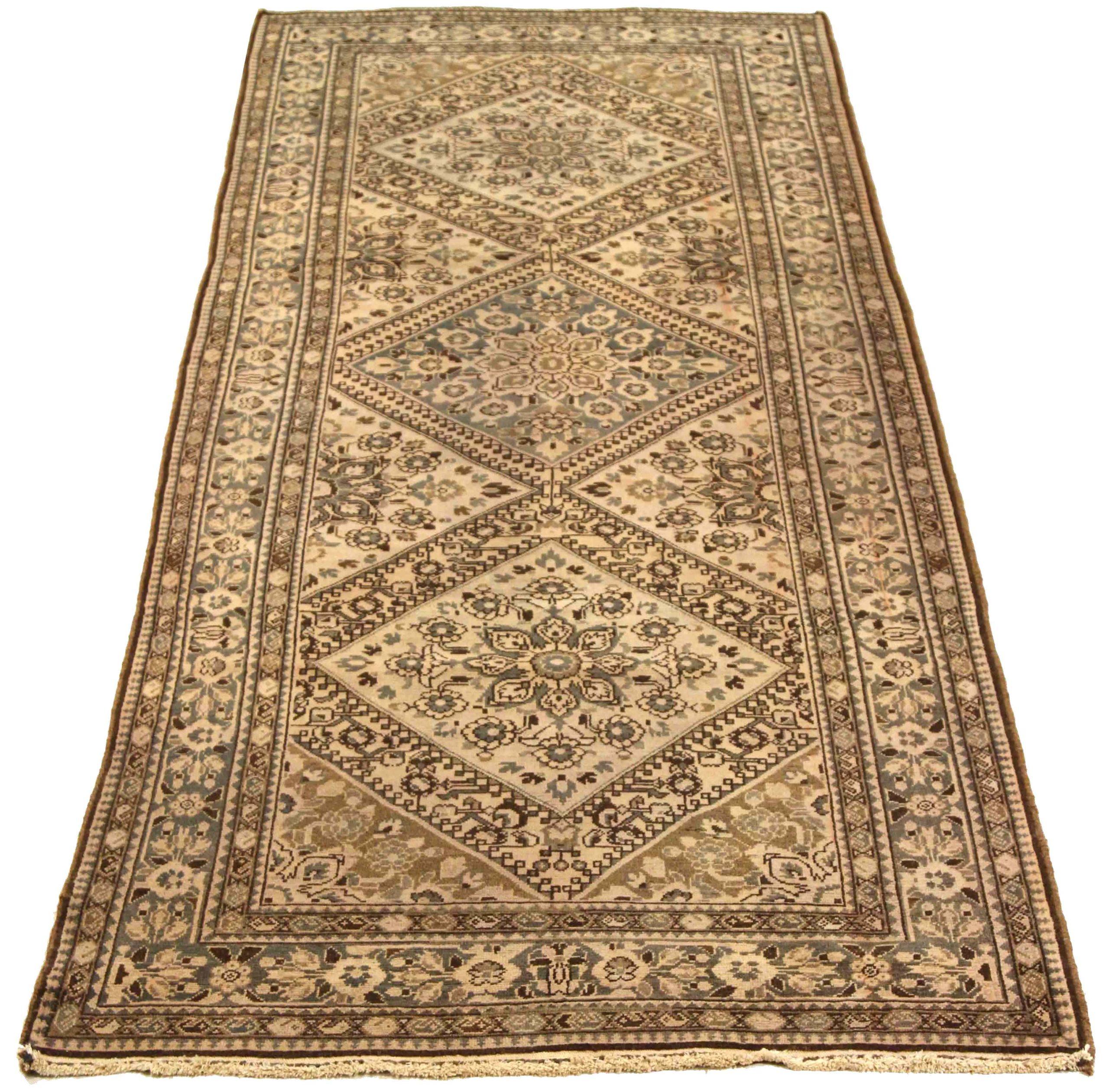 Entdecken Sie die Eleganz des persischen Malayers mit seinen um 1880 gefertigten Teppichen. Dieses exklusive Design aus Wolle und BraunGrauElfenbein ist perfekt, um Ihren Raum zu verschönern.
