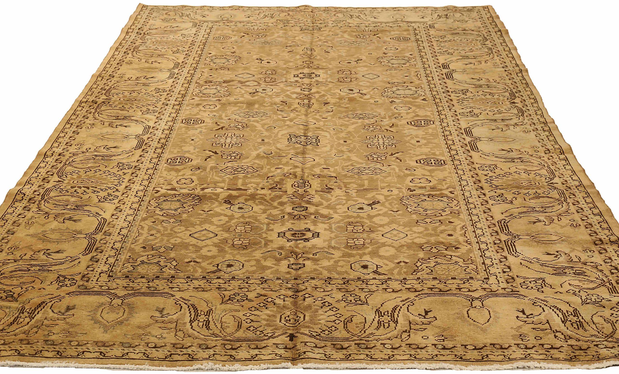 Descubre la elegancia de las alfombras persas Malayer de Circa 1880. Diseñado con lana y marrón-marfil, este diseño exclusivo es perfecto para realzar tu espacio.