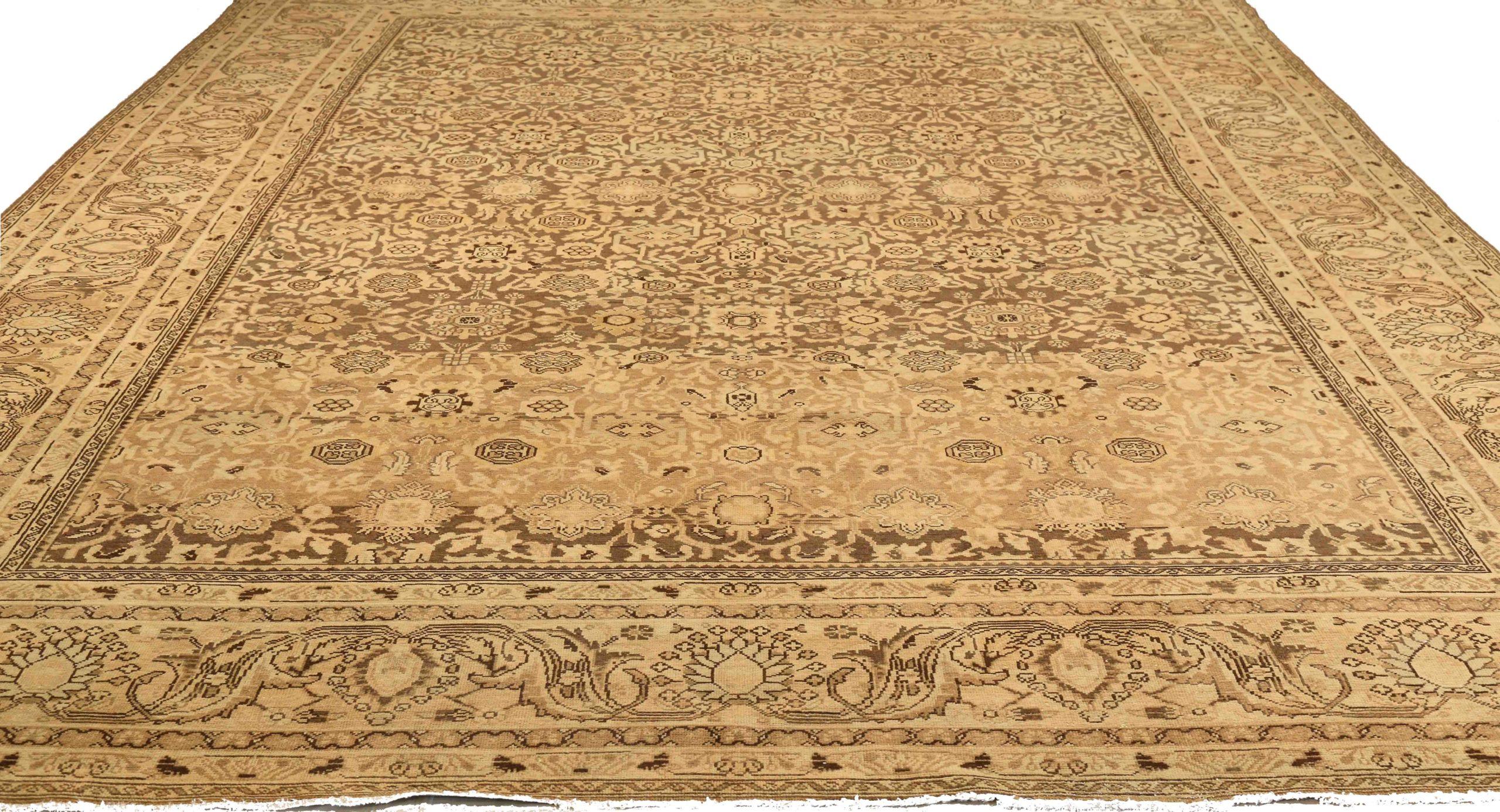 Scopri l'eleganza dei Malayer persiani con i tappeti d'area CIRCA 1880. Progettato in lana e marrone-avorio, questo design esclusivo è perfetto per valorizzare il tuo spazio.