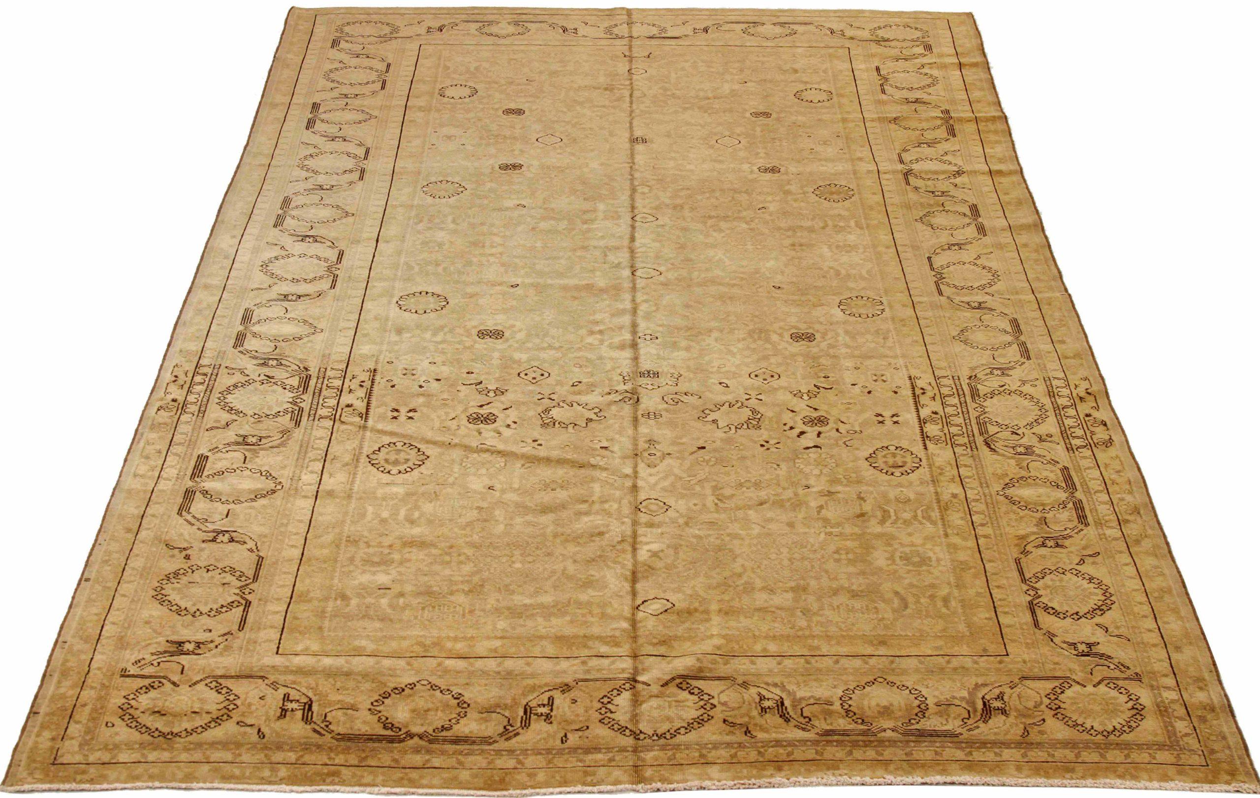 Descubre la elegancia de las alfombras persas Malayer de Circa 1880. Diseñado con lana y marrón-marfil, este diseño exclusivo es perfecto para realzar tu espacio.
