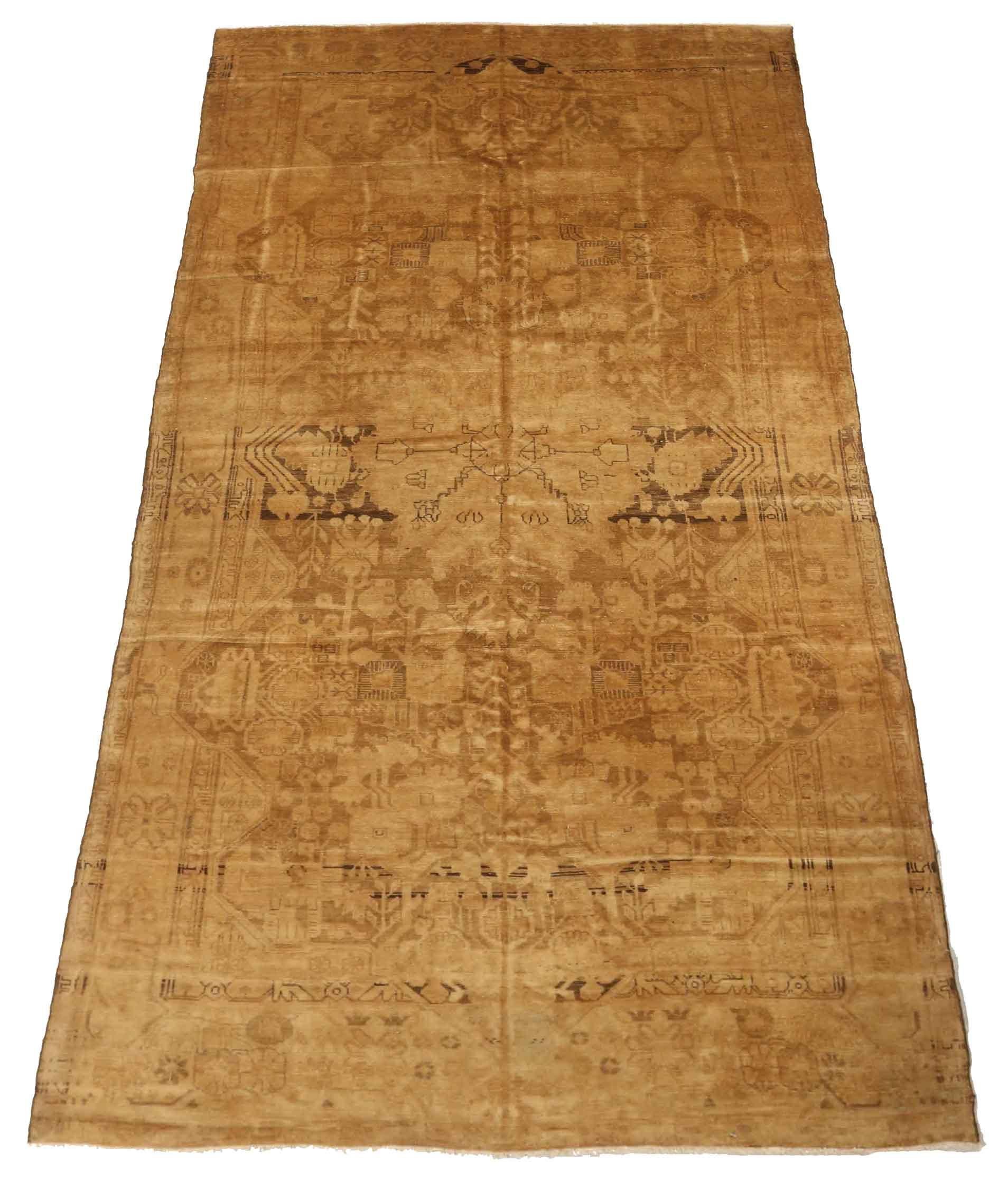 Descubre la elegancia de las alfombras persas Malayer de Circa 1880. Diseñado con lana y marrón-marfil, este diseño exclusivo es perfecto para realzar tu espacio.