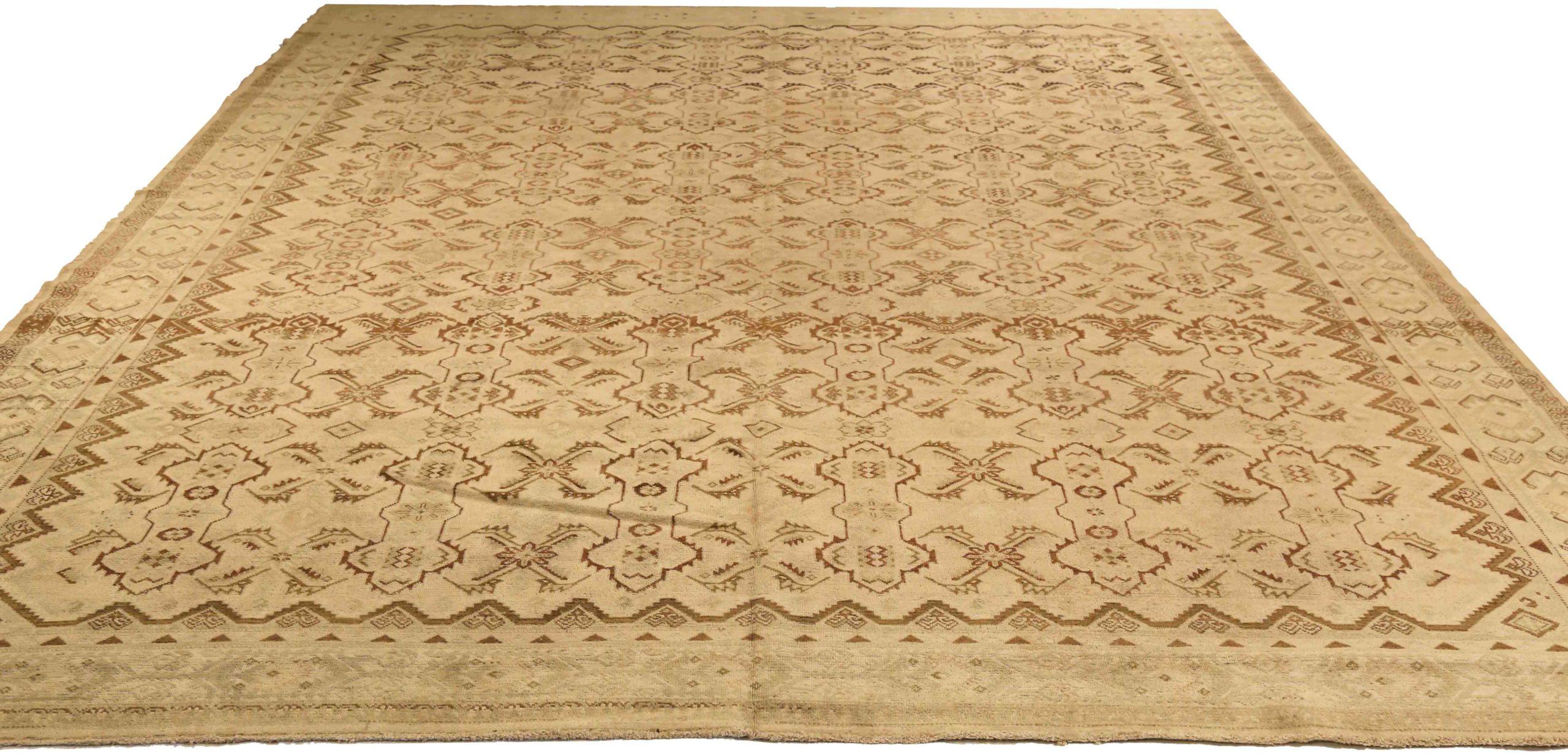 Scopri l'eleganza dei Malayer persiani con i tappeti d'area CIRCA 1880. Progettato in lana e marrone-avorio, questo design esclusivo è perfetto per valorizzare il tuo spazio.