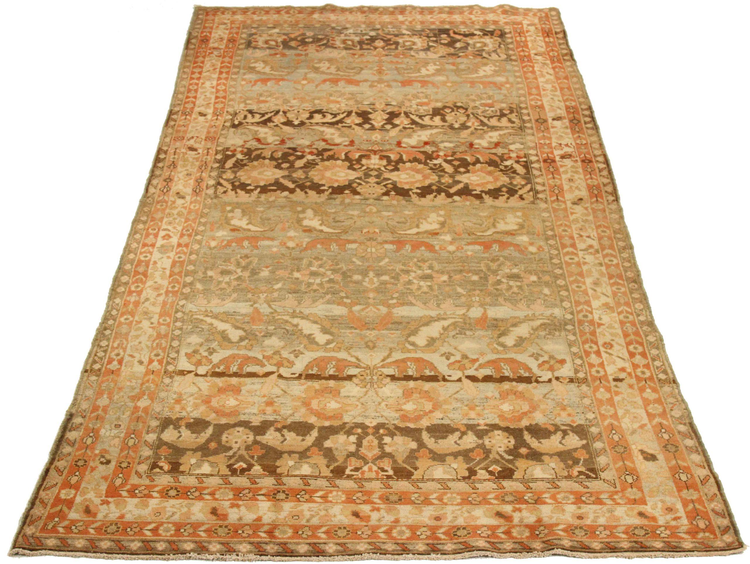 Entdecken Sie die Eleganz des persischen Malayers mit seinen um 1880 gefertigten Teppichen. Dieses exklusive Design aus Wolle und Braun-Elfenbein-Rosa ist perfekt, um Ihren Raum zu verschönern.