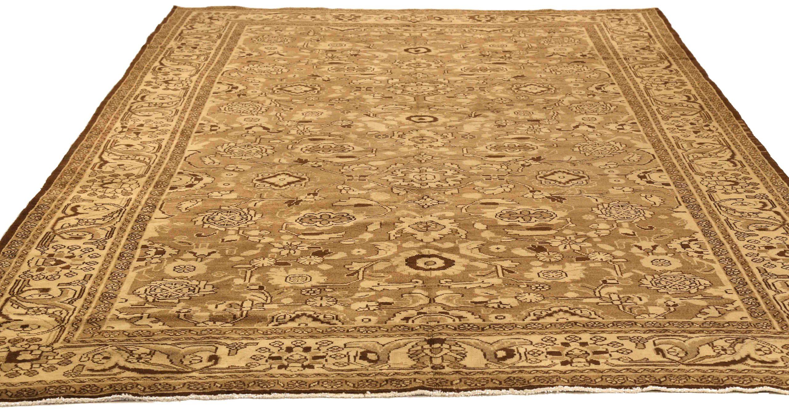 Découvrez l'élégance des tapis persans Malayer avec des tapis de zone datant de 1880. Conçu avec de la laine et du BrownIvoryTaupe, ce design exclusif est parfait pour mettre en valeur votre espace.