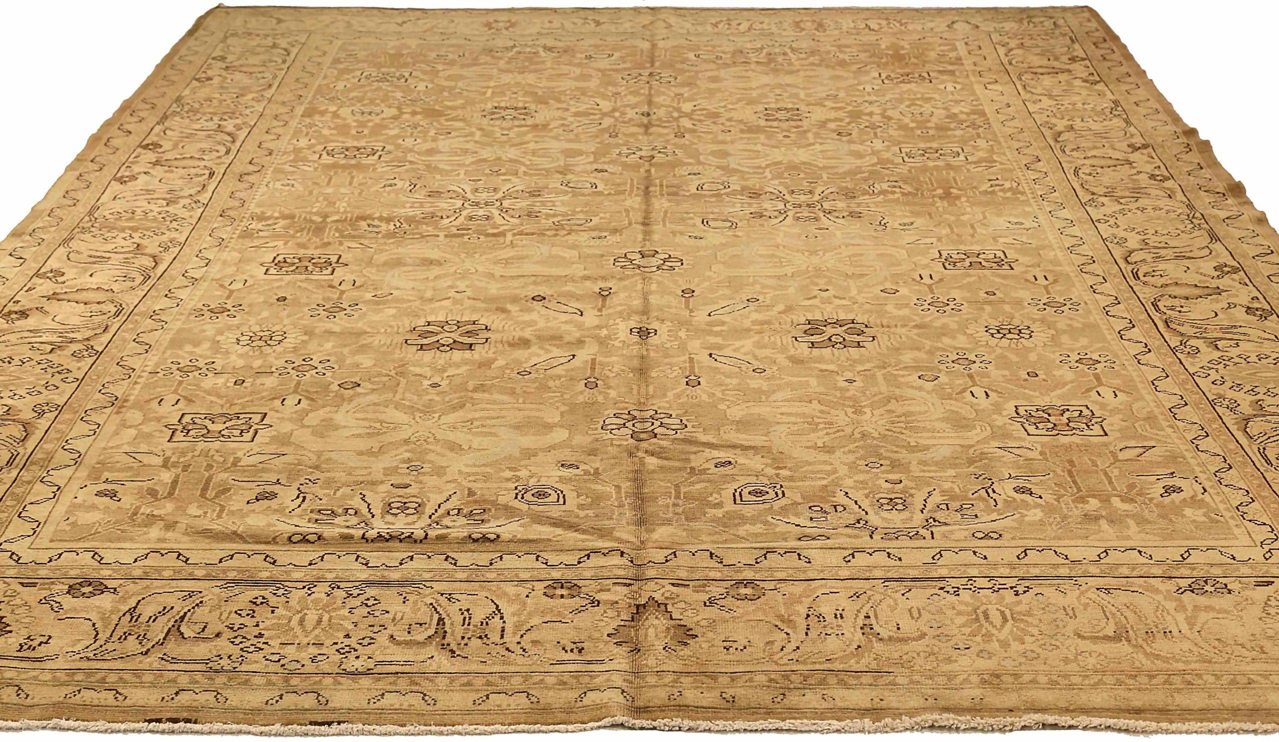 Scopri l'eleganza dei Malayer persiani con i tappeti d'area CIRCA 1880. Progettato con lana e marrone-avorio-tortora, questo design esclusivo è perfetto per valorizzare il tuo spazio.