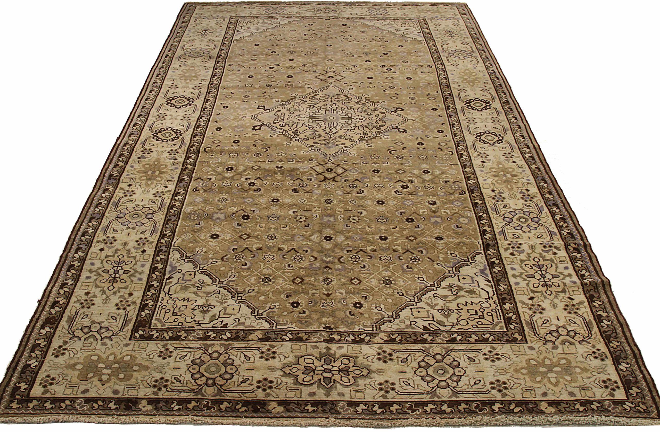Découvrez l'élégance des tapis persans Malayer avec des tapis de zone datant de 1880. Conçu avec de la laine et du BrownIvoryTaupe, ce design exclusif est parfait pour mettre en valeur votre espace.