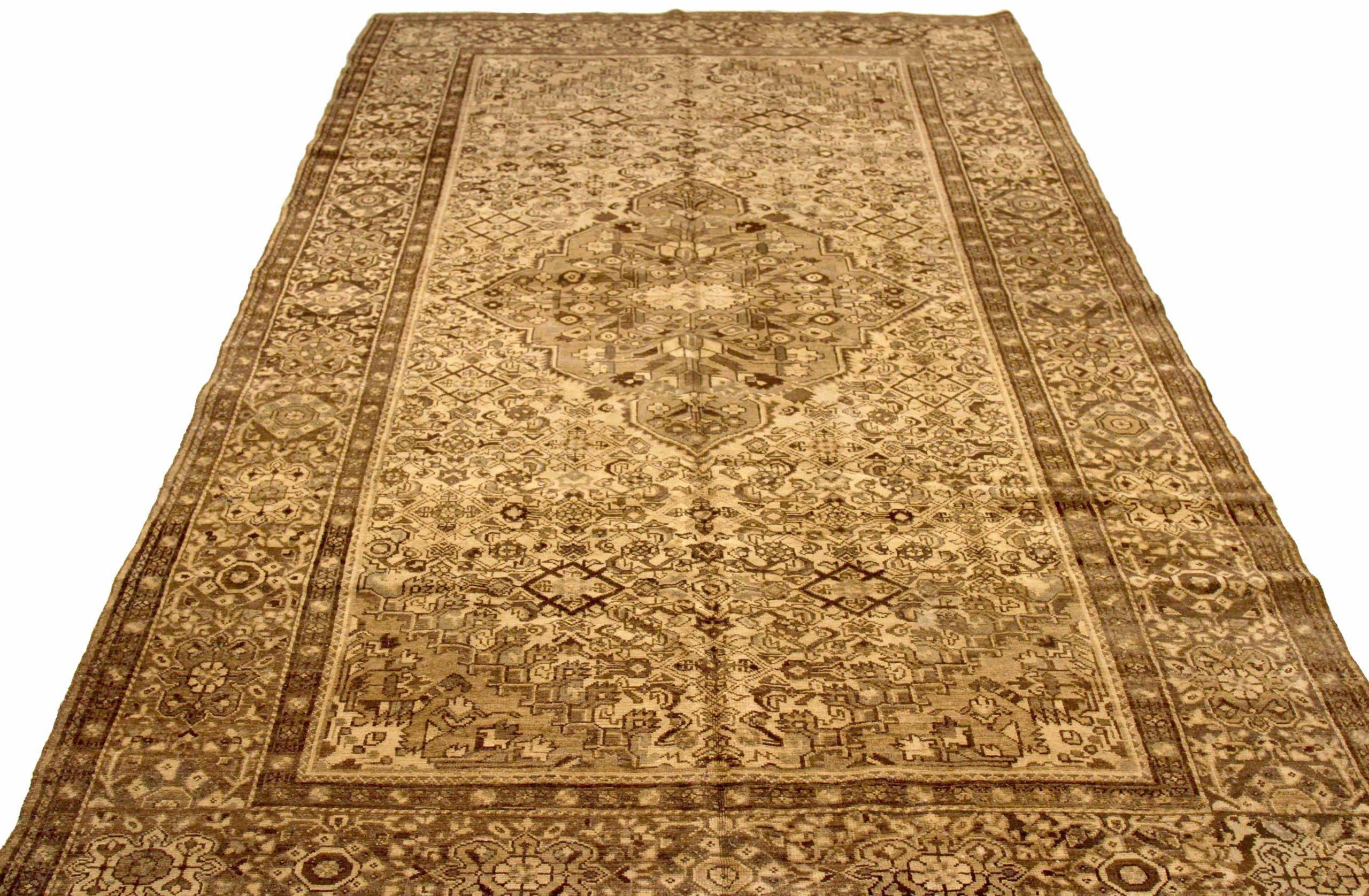 Scopri l'eleganza dei Malayer persiani con i tappeti d'area CIRCA 1880. Progettato con lana e marrone-taupe-giallo, questo design esclusivo è perfetto per valorizzare il tuo spazio.