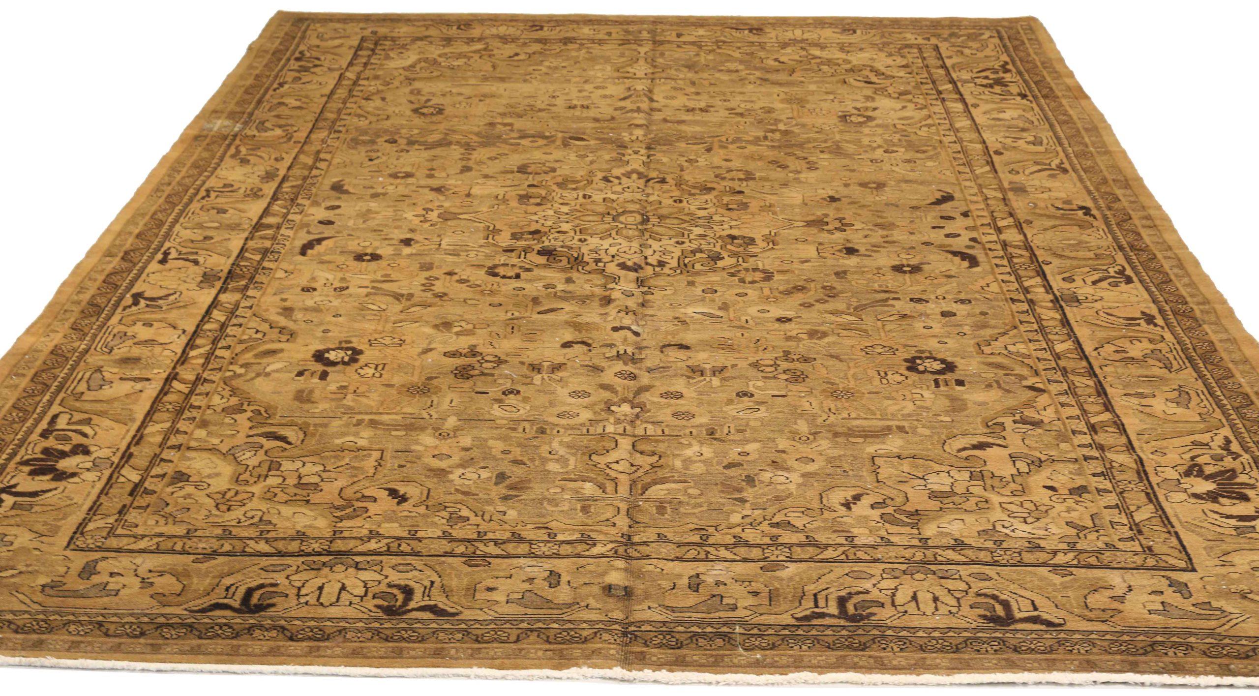 Scopri l'eleganza dei Malayer persiani con i tappeti d'area CIRCA 1880. Progettato con lana e giallo marrone, questo design esclusivo è perfetto per valorizzare il tuo spazio.
