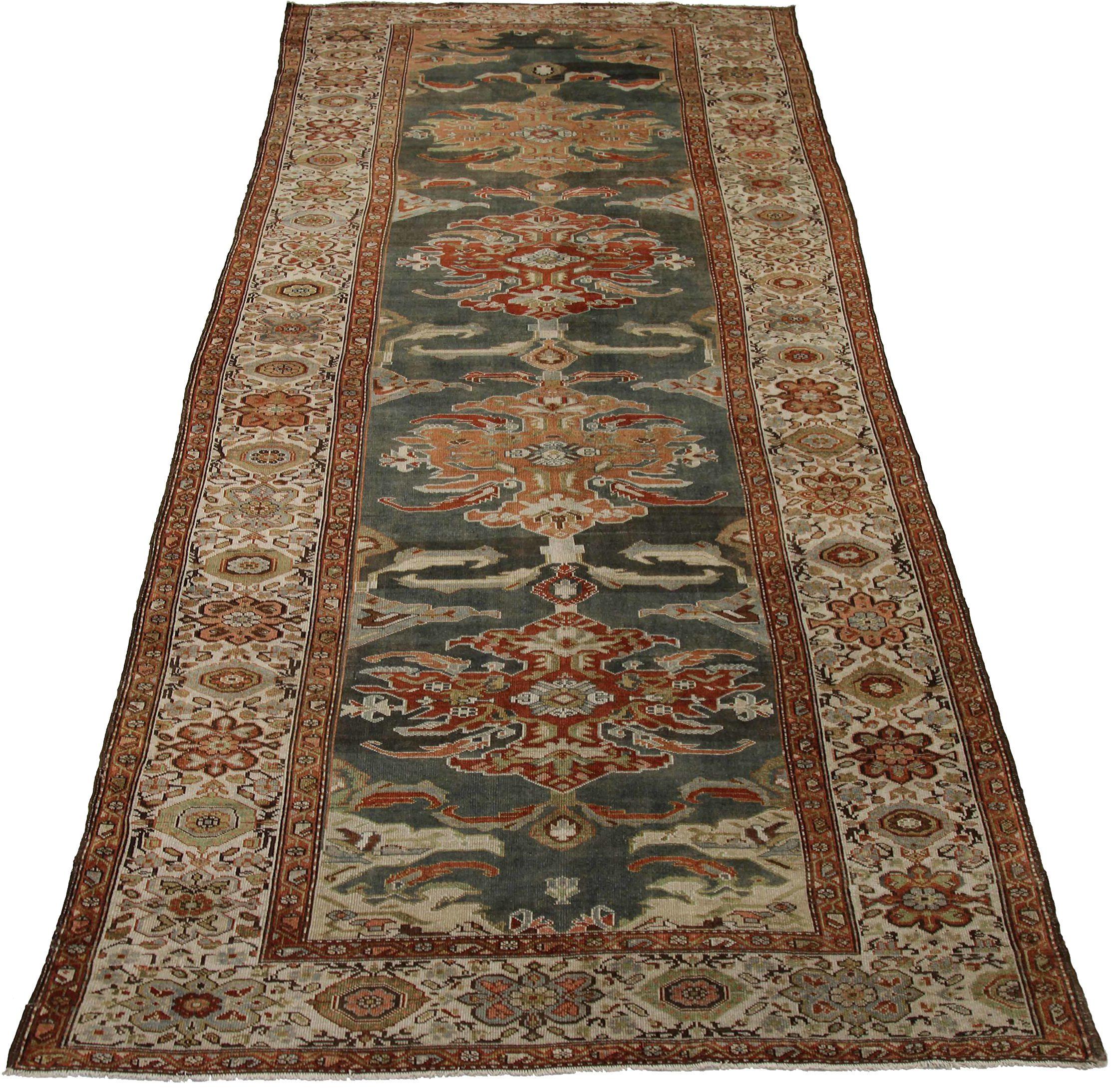 Entdecken Sie die Eleganz des persischen Malayers mit seinen um 1880 gefertigten Teppichen. Dieses exklusive Design aus Wolle und GrayIvoryRed ist perfekt, um Ihren Raum zu verschönern.