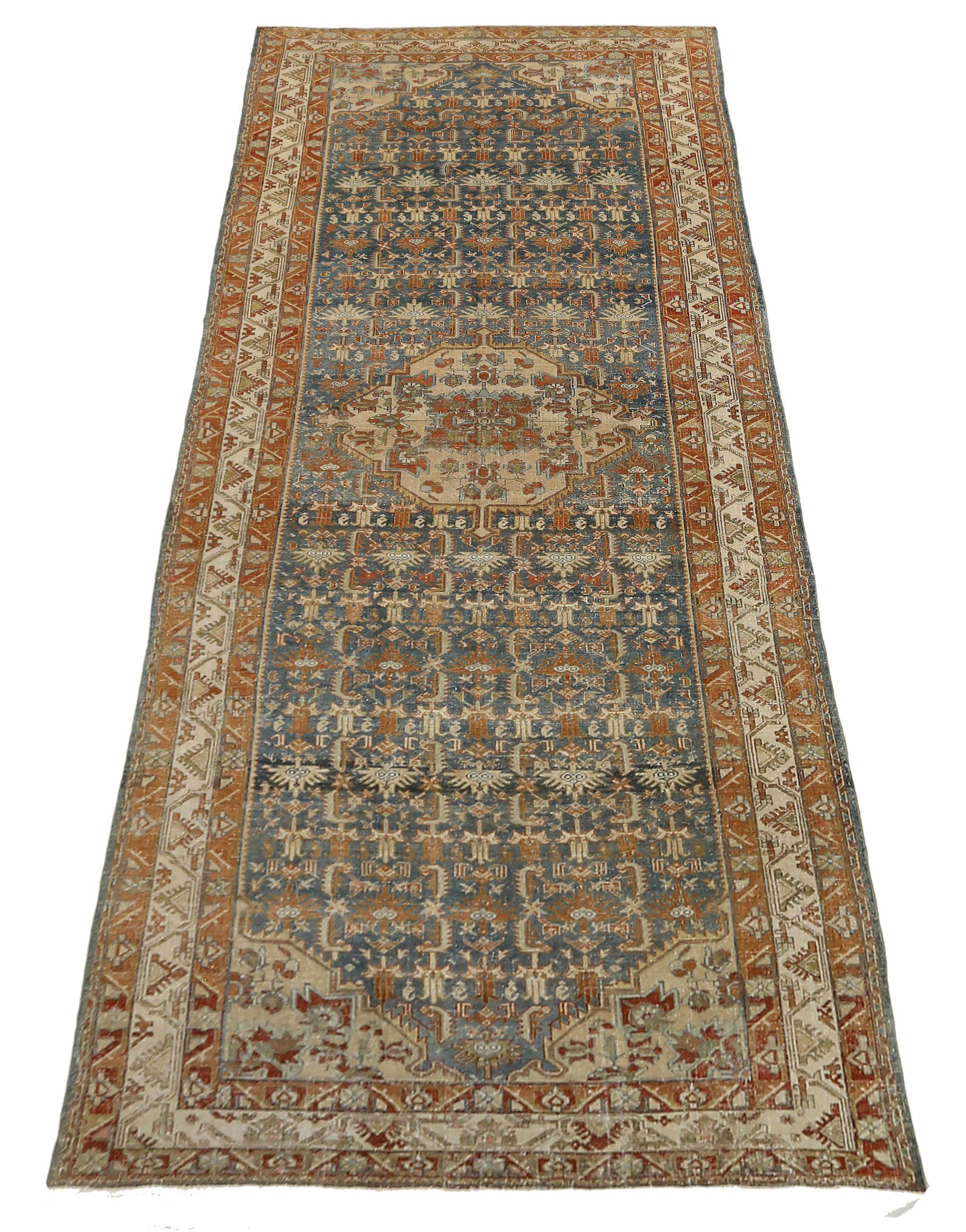 Entdecken Sie die Eleganz des persischen Malayers mit seinen um 1880 gefertigten Teppichen. Dieses exklusive Design aus Wolle und ElfenbeinMarineblauRot ist perfekt, um Ihren Raum zu verschönern.