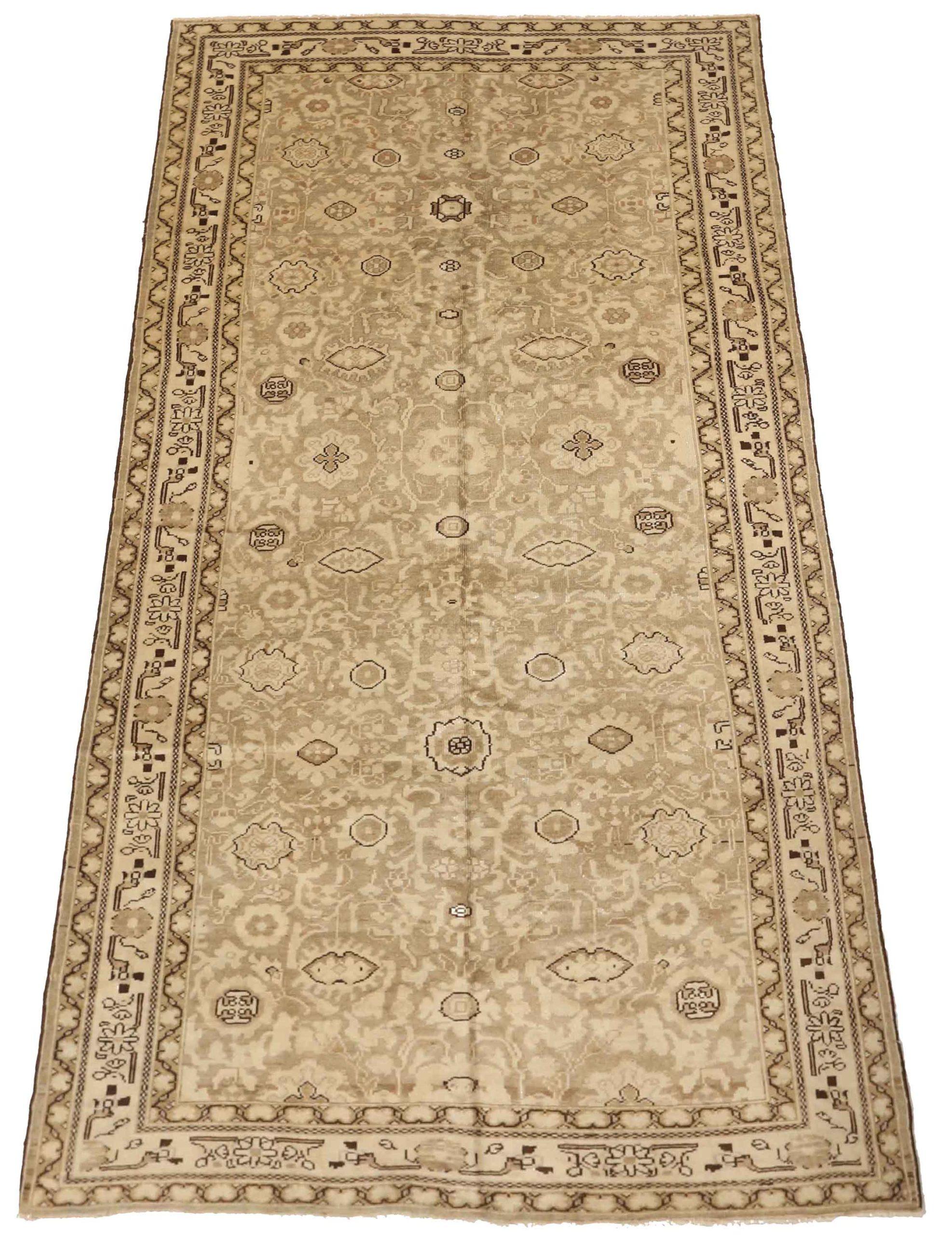 Découvrez l'élégance des tapis persans Malayer avec des tapis de zone datant de 1880. Conçu avec de la laine et de l'IvoryTaupe, ce design exclusif est parfait pour mettre en valeur votre espace.