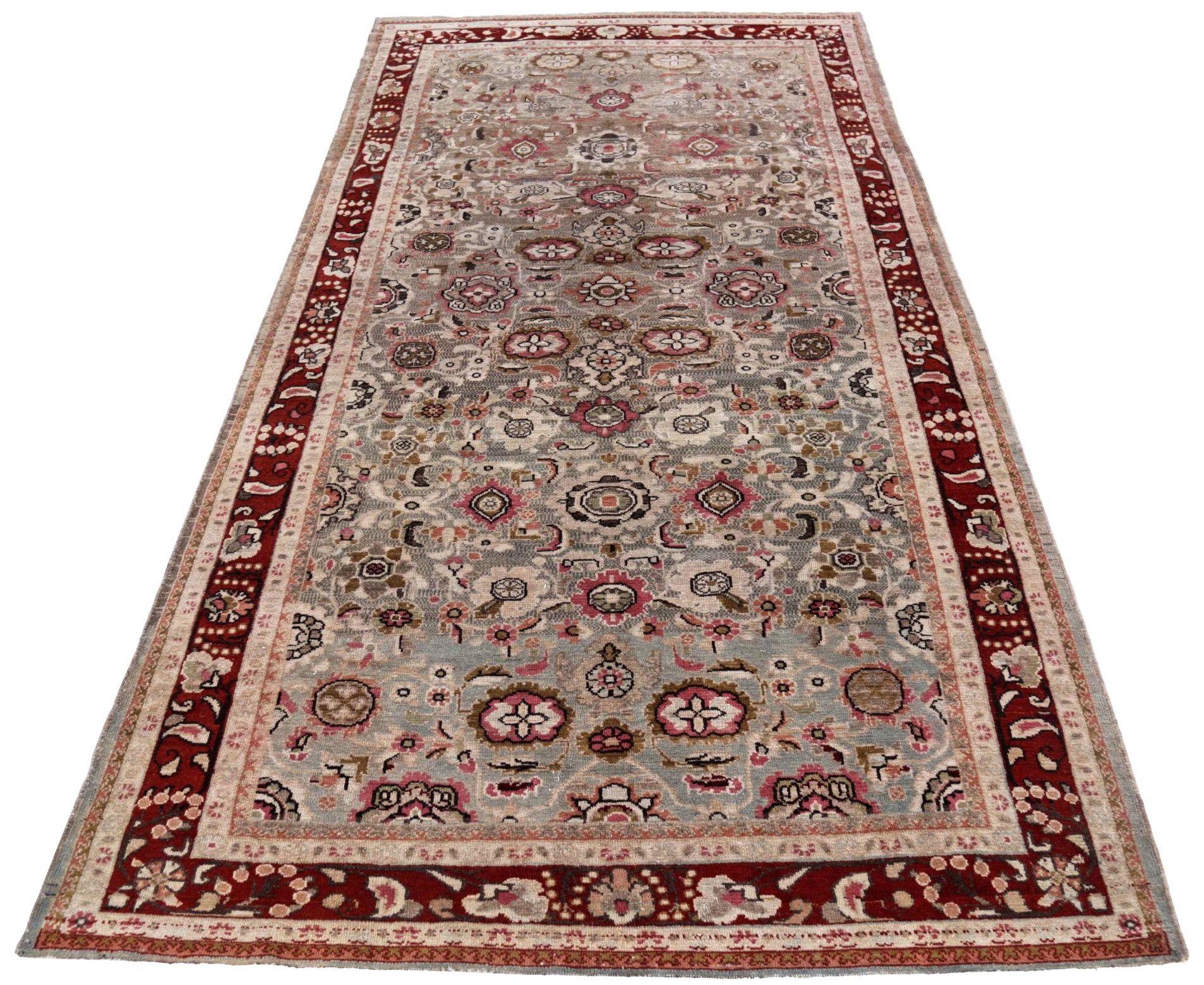 Entdecken Sie die Eleganz des persischen Malayers mit seinen um 1910 gefertigten Teppichen. Dieses exklusive Design aus Wolle und GrayIvoryRed ist perfekt, um Ihren Raum zu verschönern.
