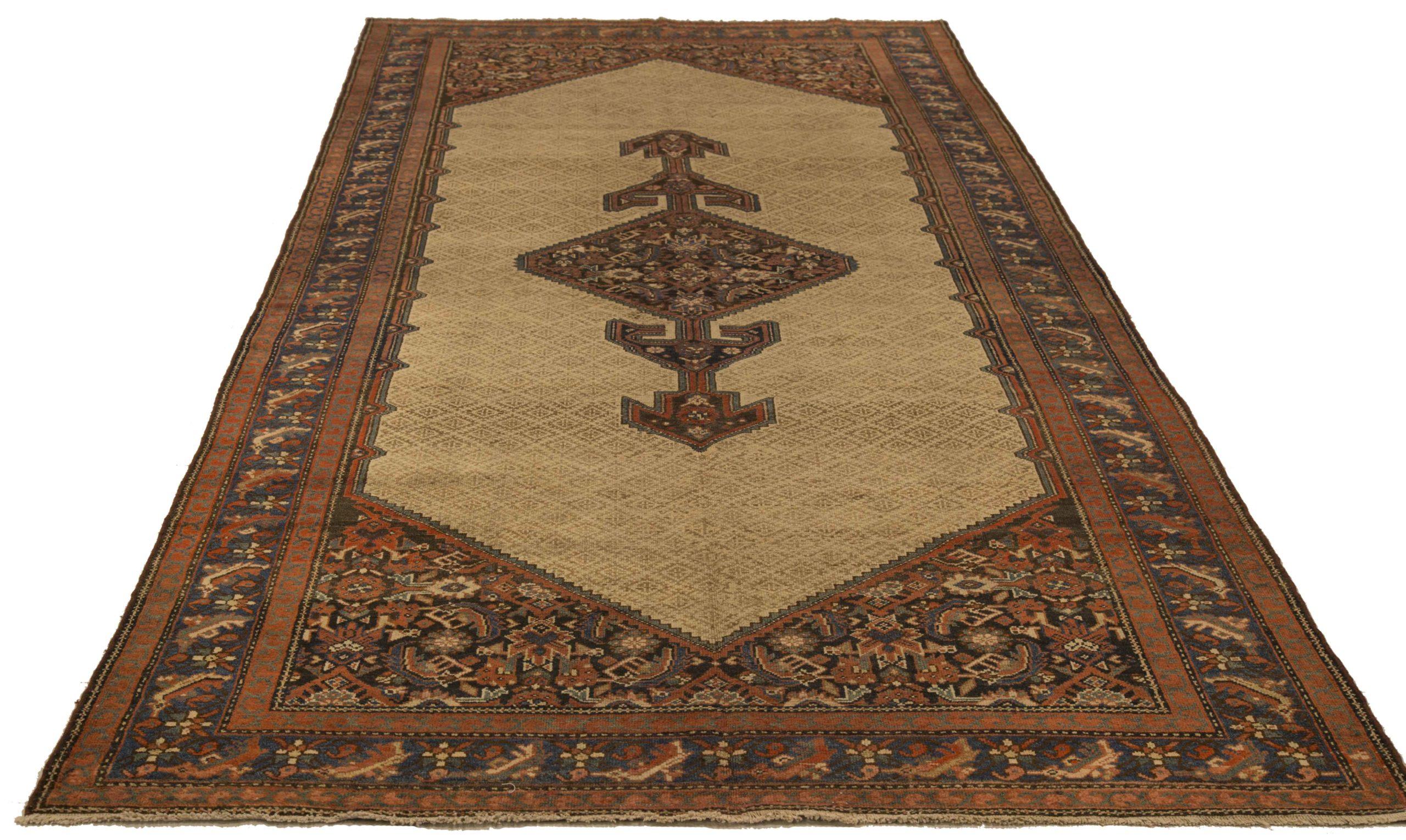 Entdecken Sie die Eleganz des persischen Malayers mit seinen um 1910 gefertigten Teppichen. Dieses exklusive Design aus Wolle und ElfenbeinMarineblauRot ist perfekt, um Ihren Raum zu verschönern.