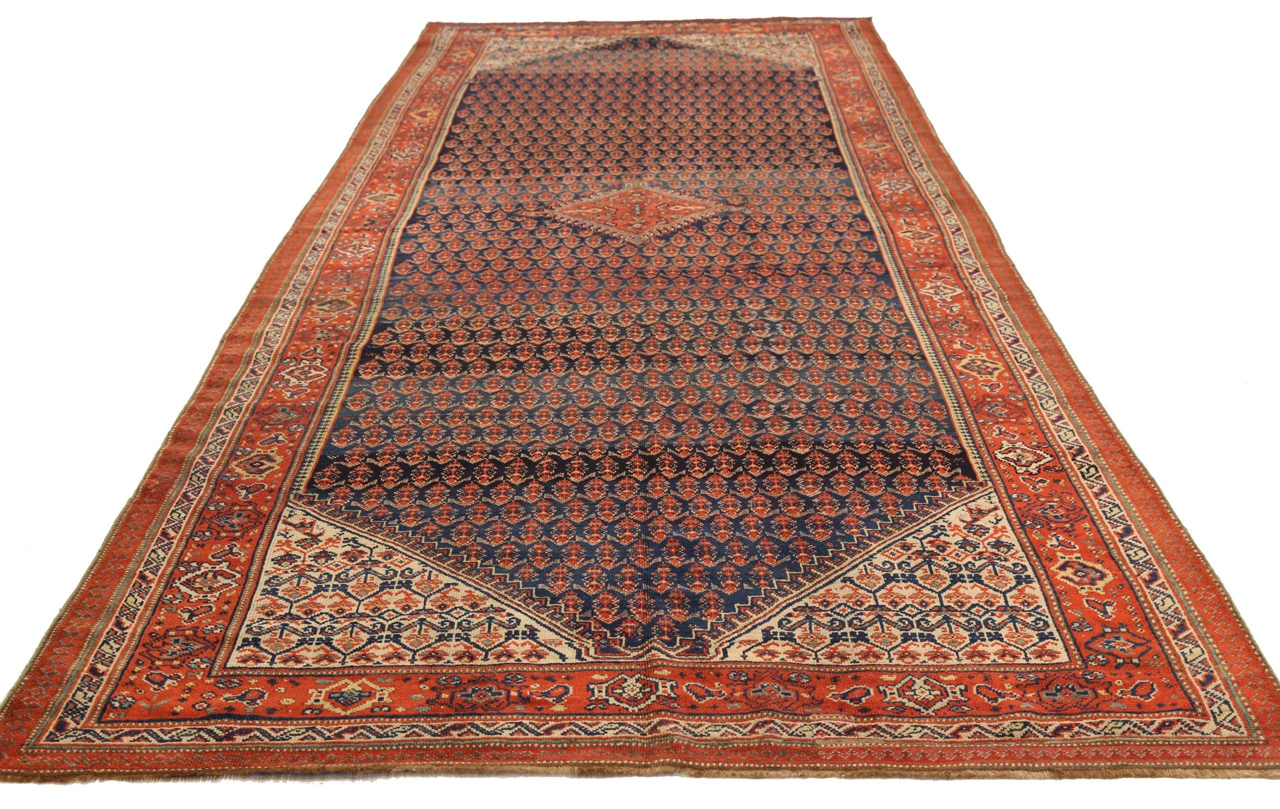 Scopri l'eleganza dei tappeti persiani Malayer. Progettato con una meticolosa attenzione ai dettagli, questo design esclusivo è perfetto per valorizzare il tuo spazio.