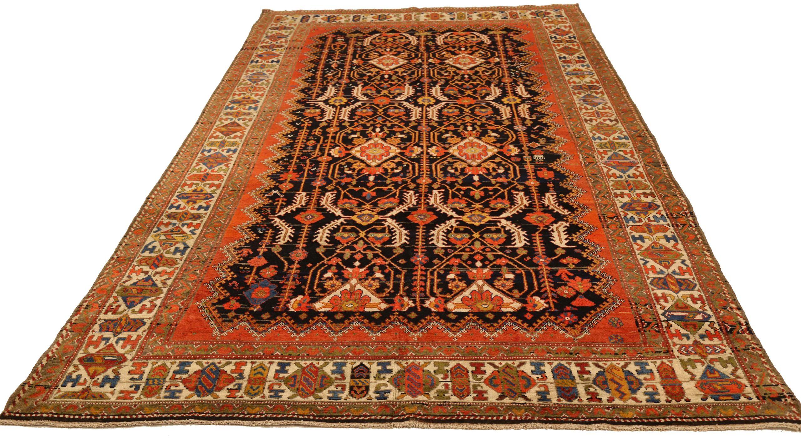 Entdecken Sie die Eleganz der persischen Malayers mit ihren Teppichen. Dieses exklusive Design, das mit viel Liebe zum Detail entworfen wurde, ist perfekt, um Ihren Raum zu verschönern.