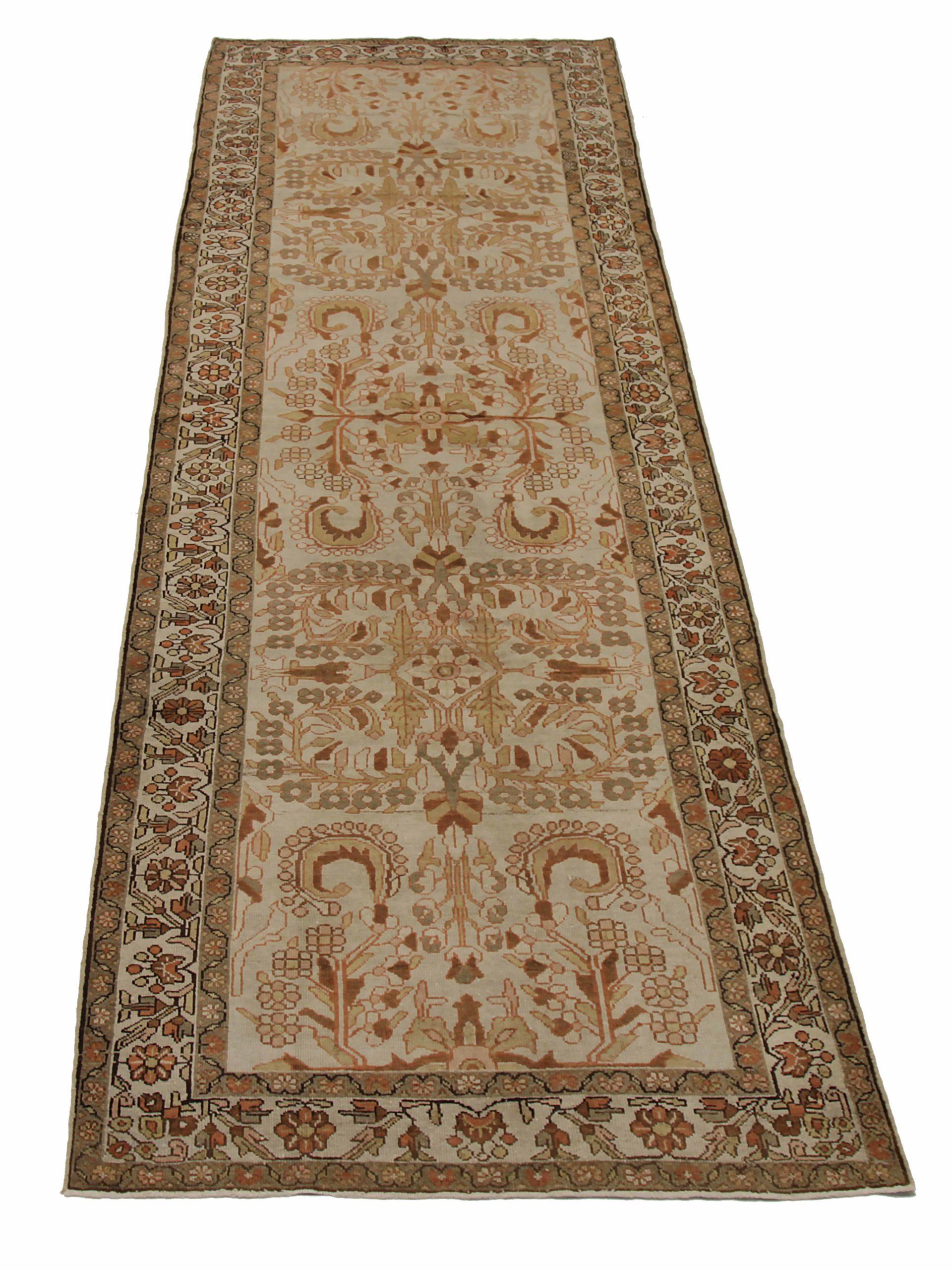 Scopri l'eleganza dei tappeti persiani Malayer. Progettato con una meticolosa attenzione ai dettagli, questo design esclusivo è perfetto per valorizzare il tuo spazio.