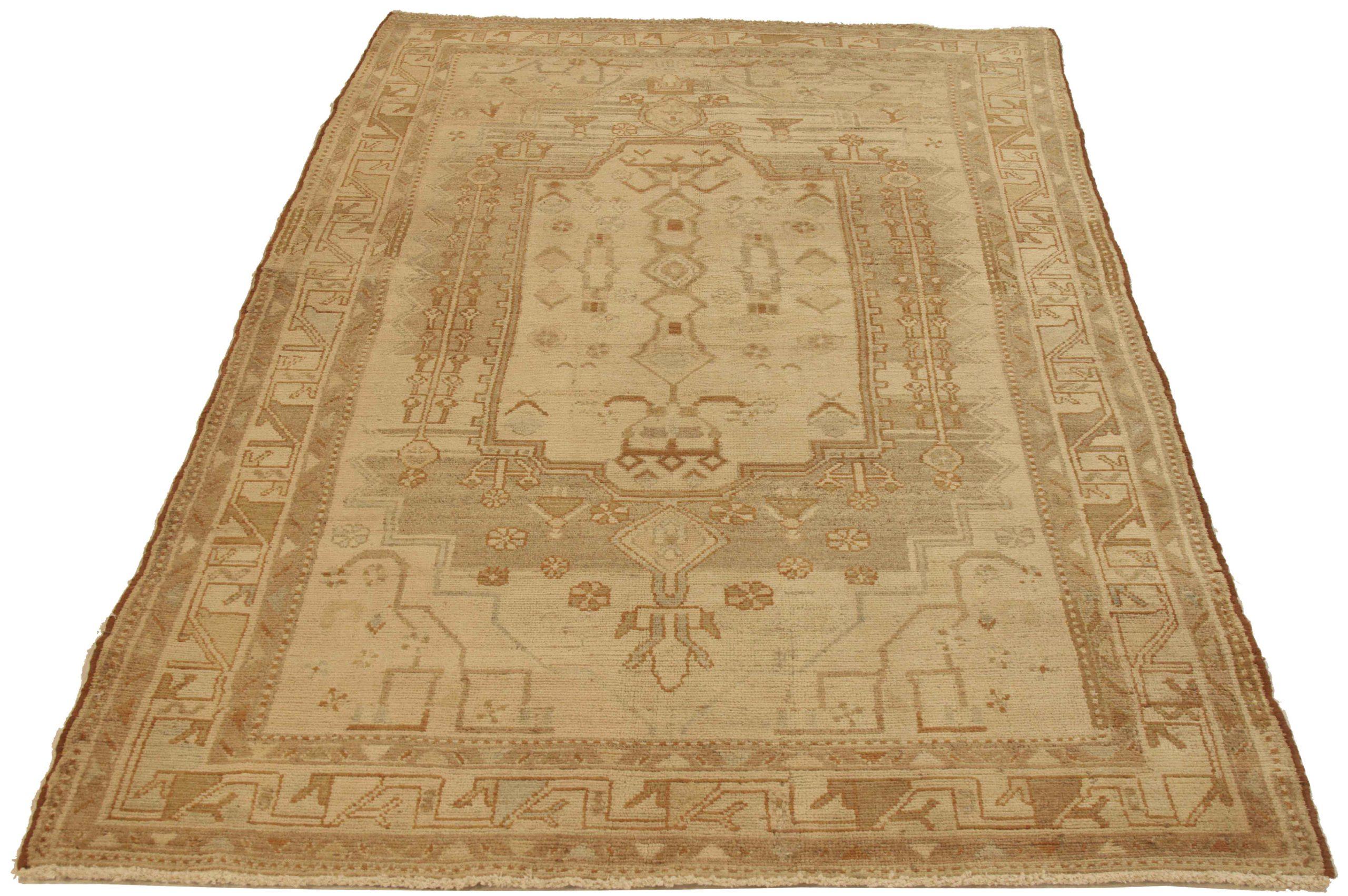 Entdecken Sie die Eleganz der persischen Malayers mit ihren Teppichen. Dieses exklusive Design, das mit viel Liebe zum Detail entworfen wurde, ist perfekt, um Ihren Raum zu verschönern.