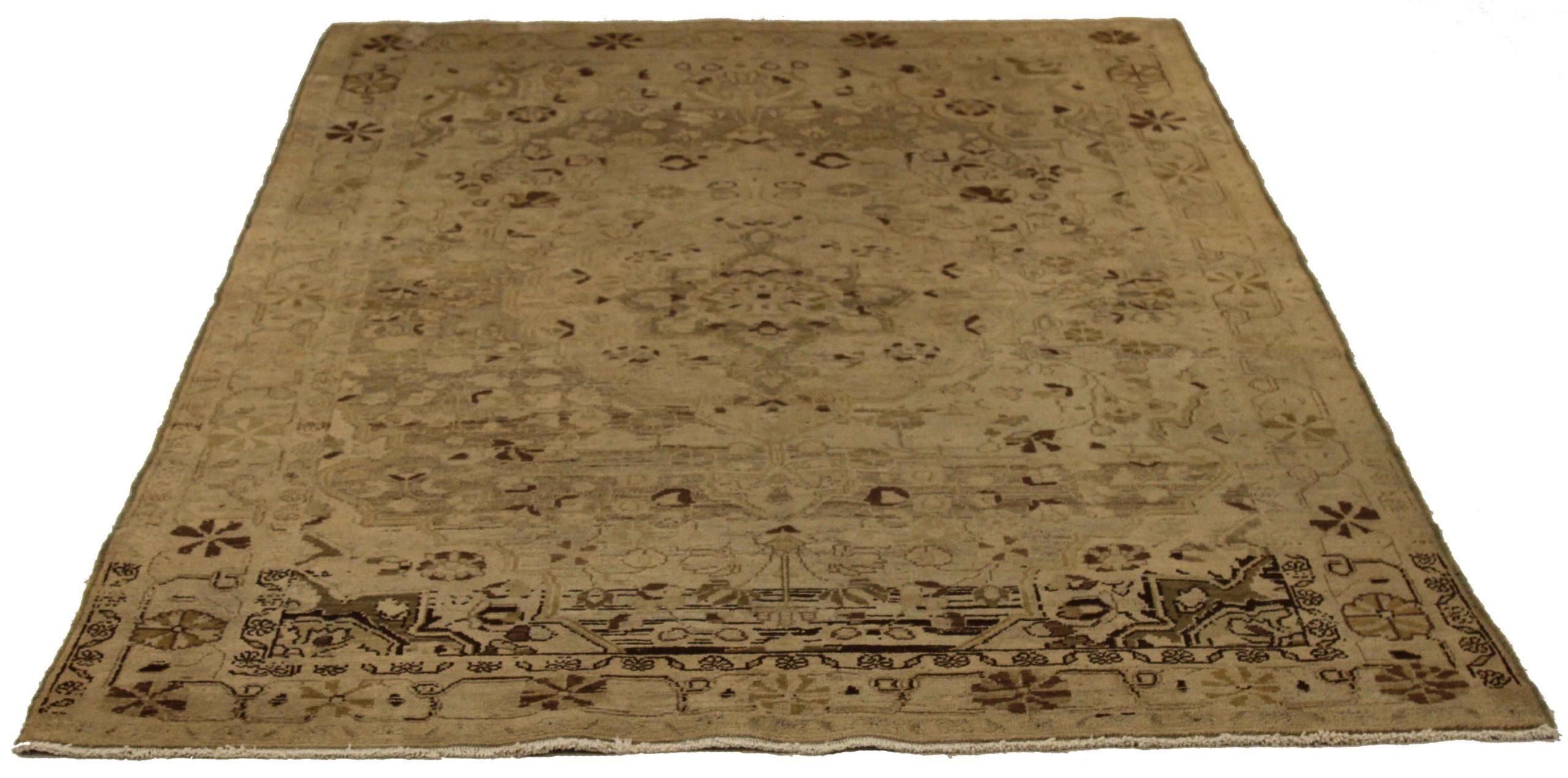 Découvrez l'élégance des tapis persans Malayer. Conçu avec une attention méticuleuse aux détails, ce design exclusif est parfait pour mettre en valeur votre espace.