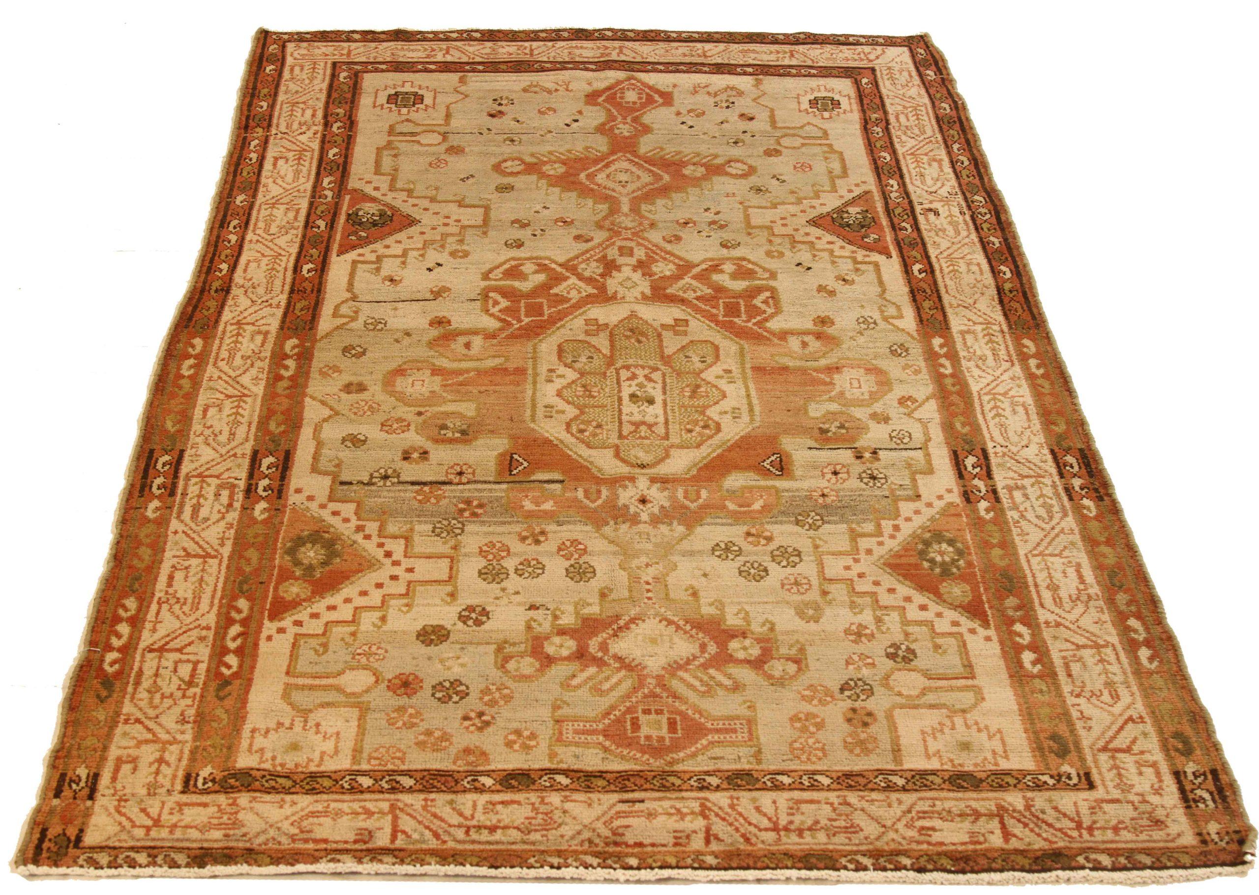 Entdecken Sie die Eleganz der persischen Malayers mit ihren Teppichen. Dieses exklusive Design, das mit viel Liebe zum Detail entworfen wurde, ist perfekt, um Ihren Raum zu verschönern.
