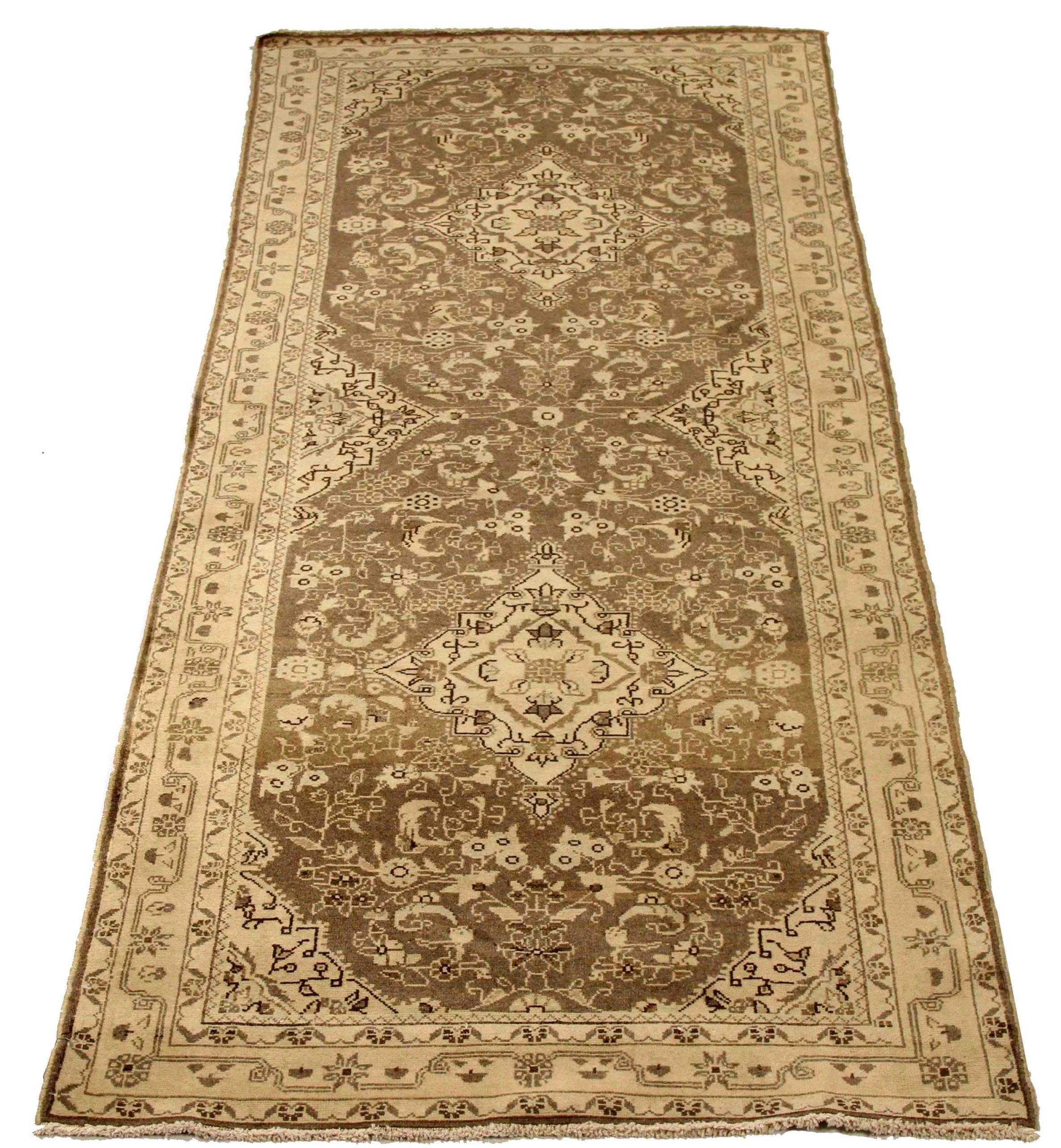 Scopri l'eleganza dei tappeti persiani Malayer. Progettato con una meticolosa attenzione ai dettagli, questo design esclusivo è perfetto per valorizzare il tuo spazio.
