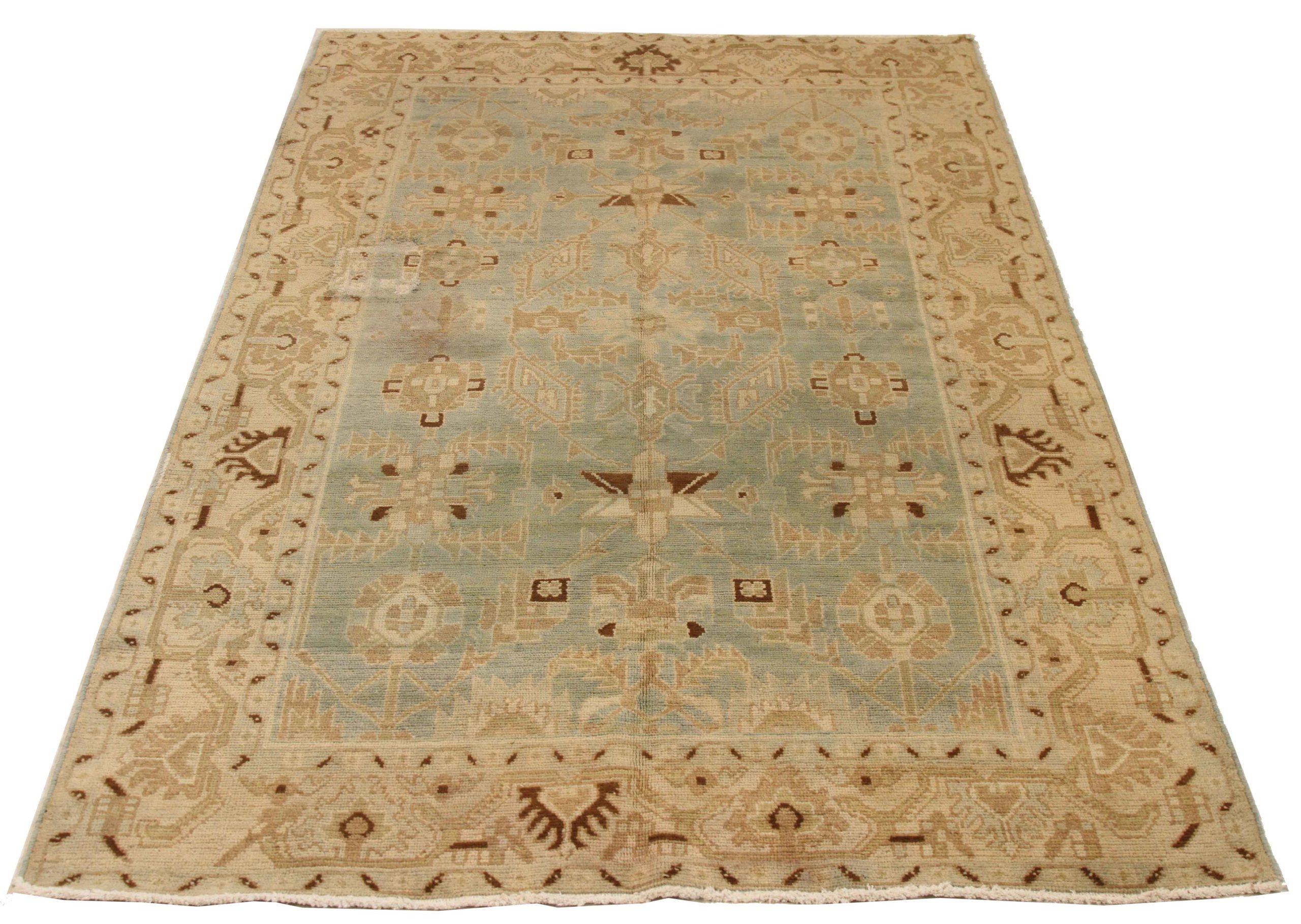 Entdecken Sie die Eleganz der persischen Malayers mit ihren Teppichen. Dieses exklusive Design, das mit viel Liebe zum Detail entworfen wurde, ist perfekt, um Ihren Raum zu verschönern.