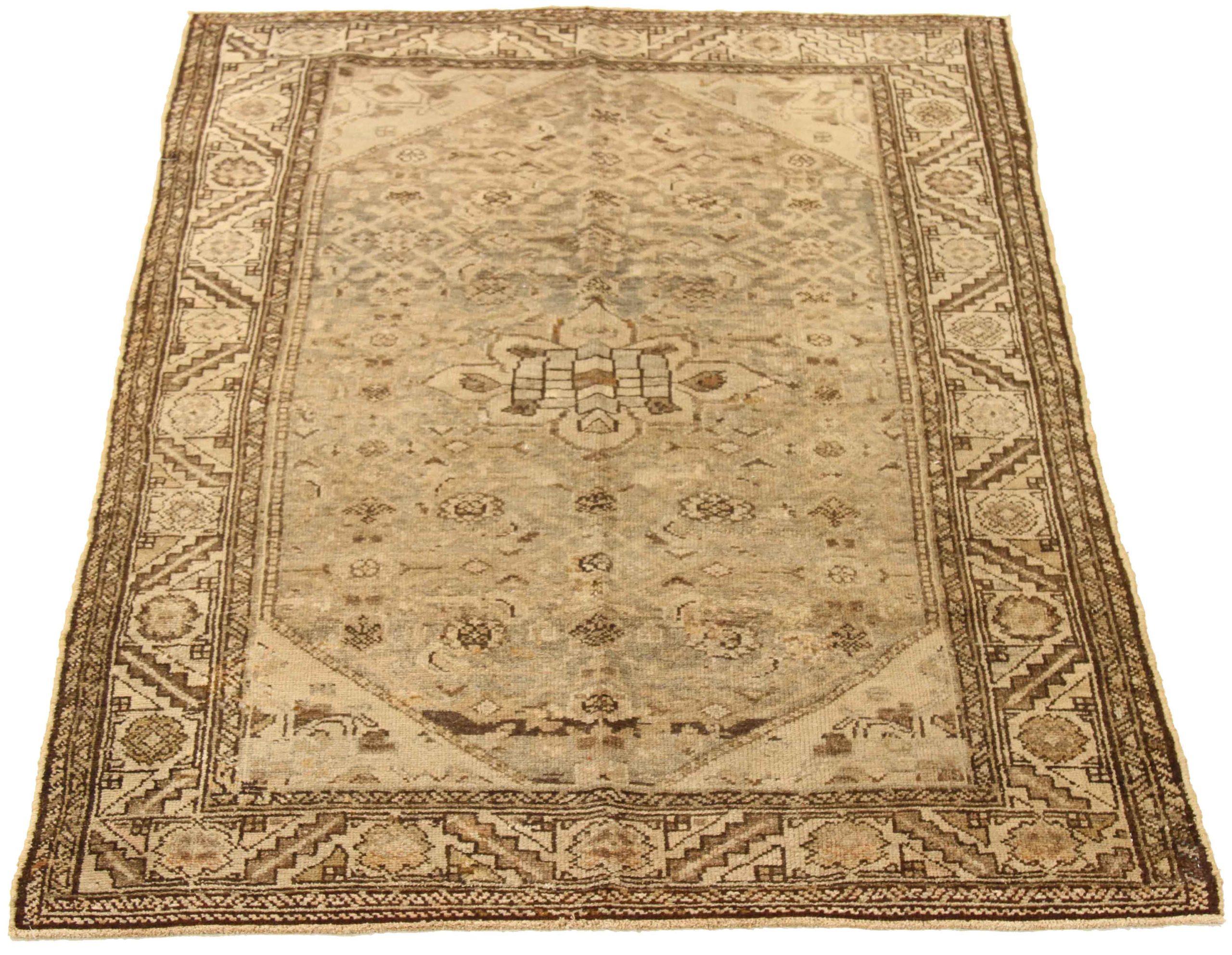 Entdecken Sie die Eleganz der persischen Malayers mit ihren Teppichen. Dieses exklusive Design, das mit viel Liebe zum Detail entworfen wurde, ist perfekt, um Ihren Raum zu verschönern.
