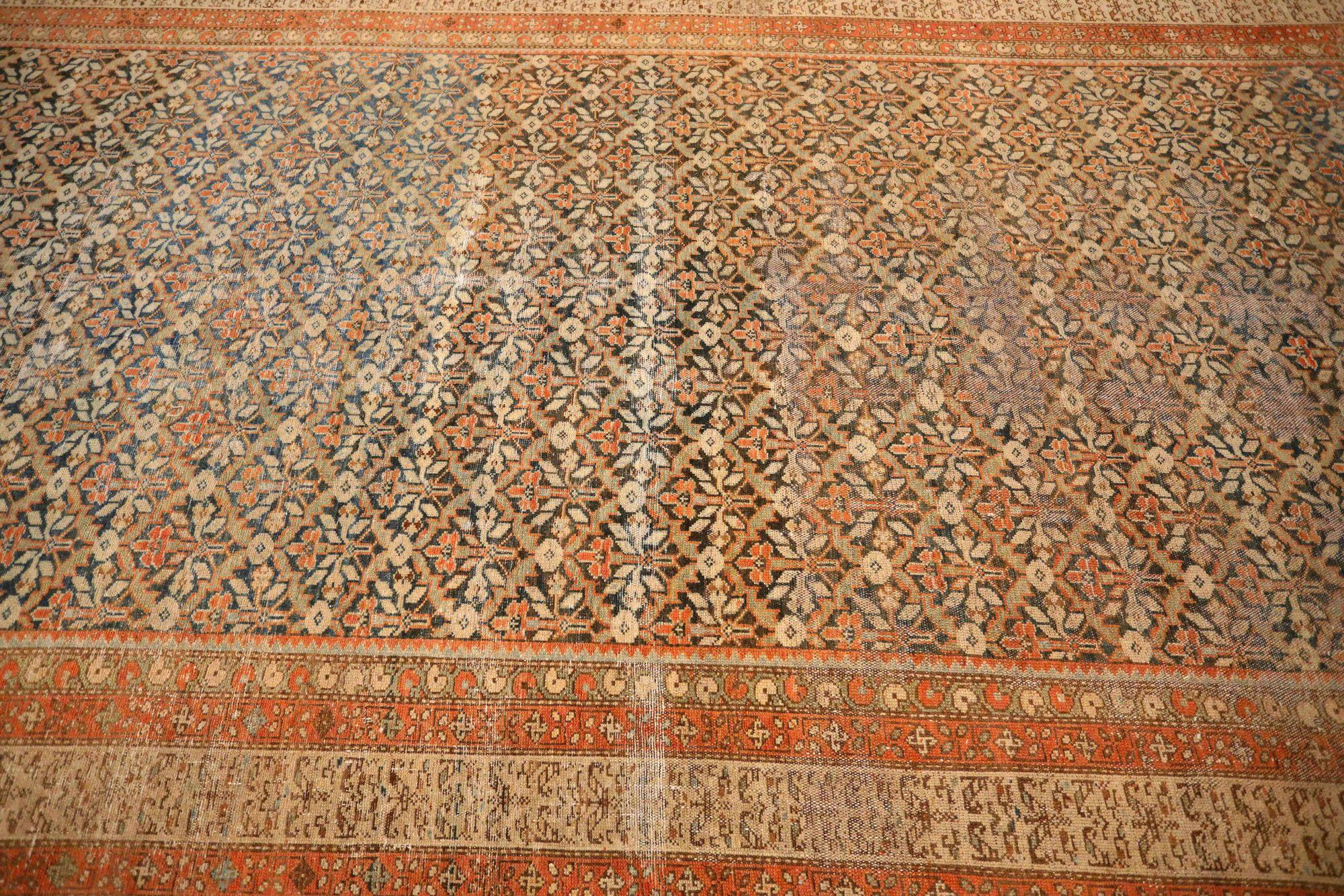 Entdecken Sie die Eleganz des persischen Malayers mit seinen um 1880 gefertigten Teppichen. Dieses exklusive Design aus Wolle und Schwarz-Elfenbein-Rot ist perfekt, um Ihren Raum aufzuwerten.