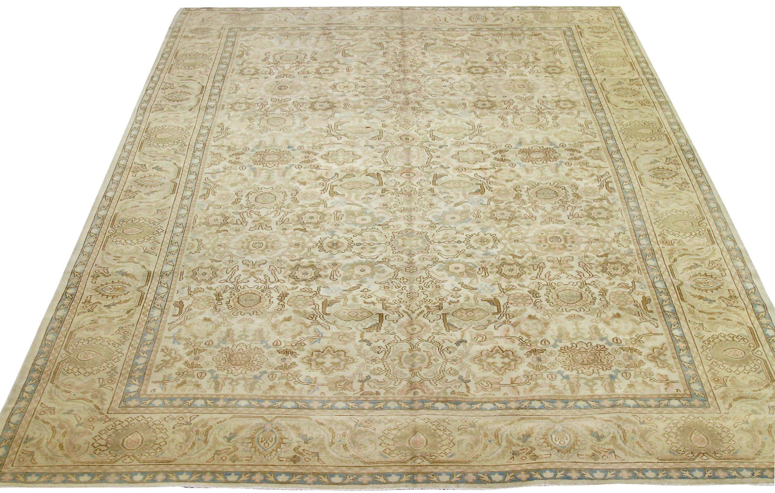 Découvrez l'élégance des tapis persans Malayer avec des tapis de zone datant de 1880. Conçu avec de la laine et du BlueBrownIvory, ce design exclusif est parfait pour mettre en valeur votre espace.