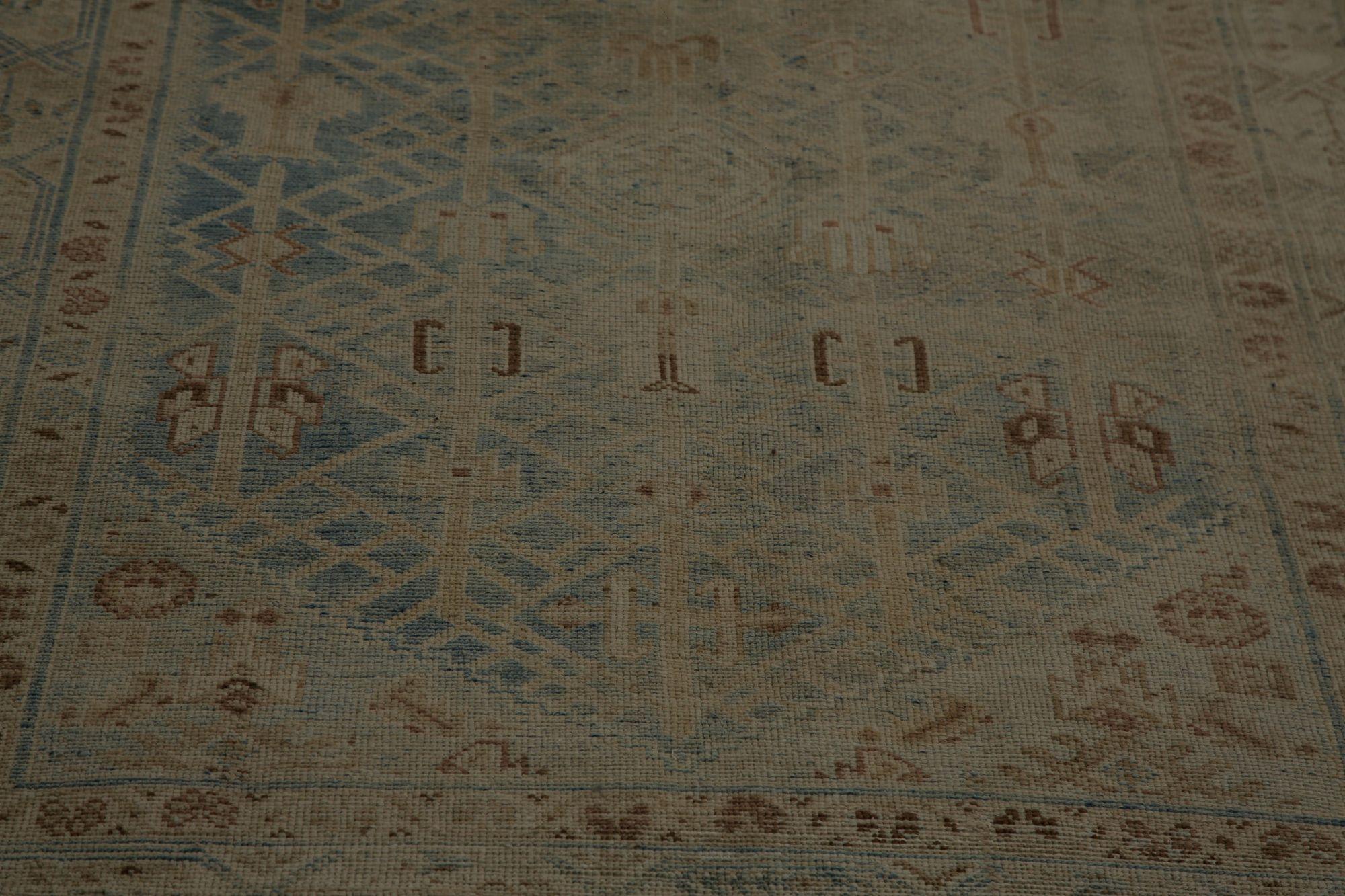 Entdecken Sie die Eleganz des persischen Malayers mit seinen um 1910 gefertigten Teppichen. Dieses exklusive Design aus Wolle und BlueBrownTaupe ist perfekt, um Ihren Raum zu verschönern.