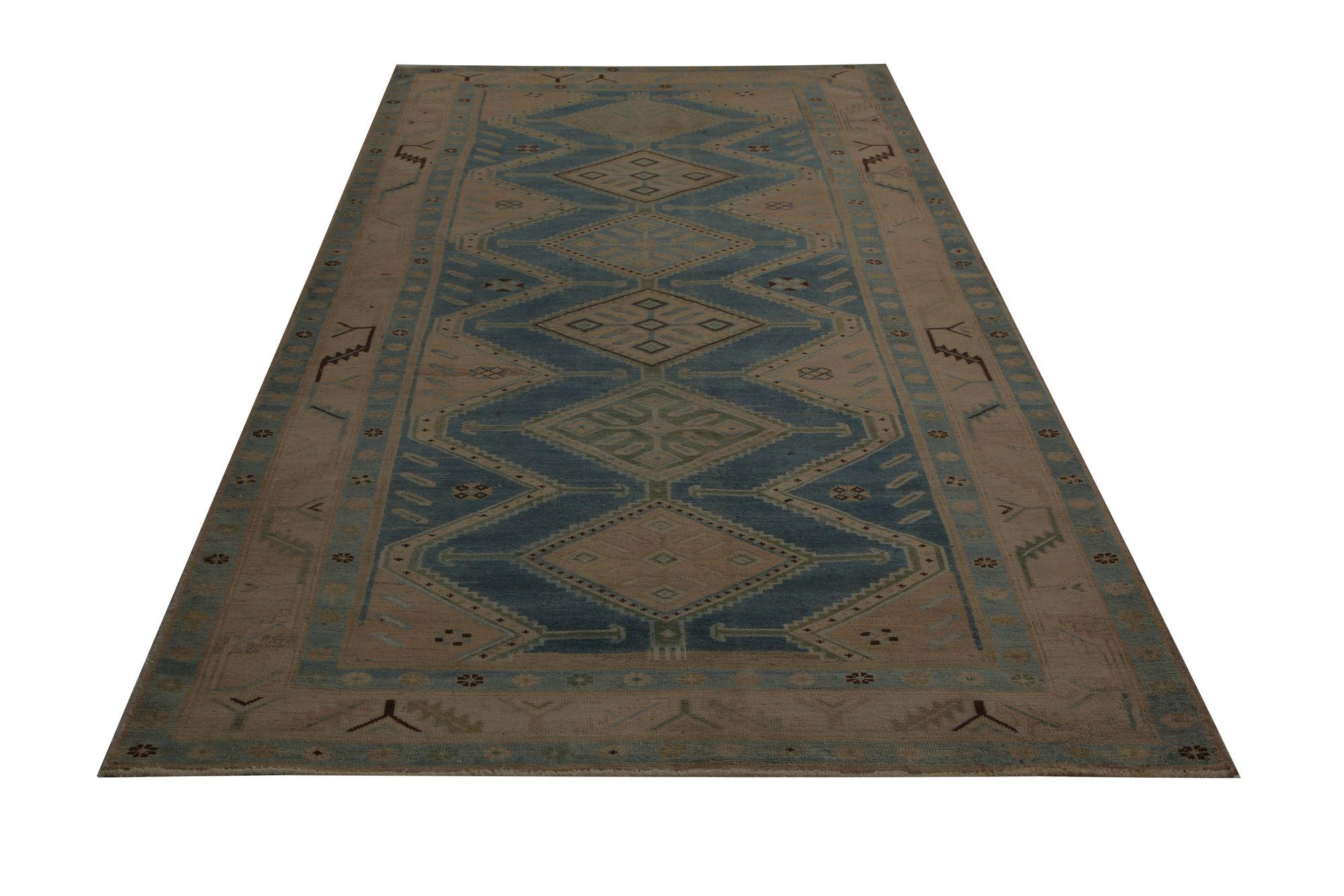 Scopri l'eleganza dei Malayer persiani con i tappeti d'area CIRCA 1910. Progettato con lana e blu-grigio-tortora, questo design esclusivo è perfetto per valorizzare il tuo spazio.