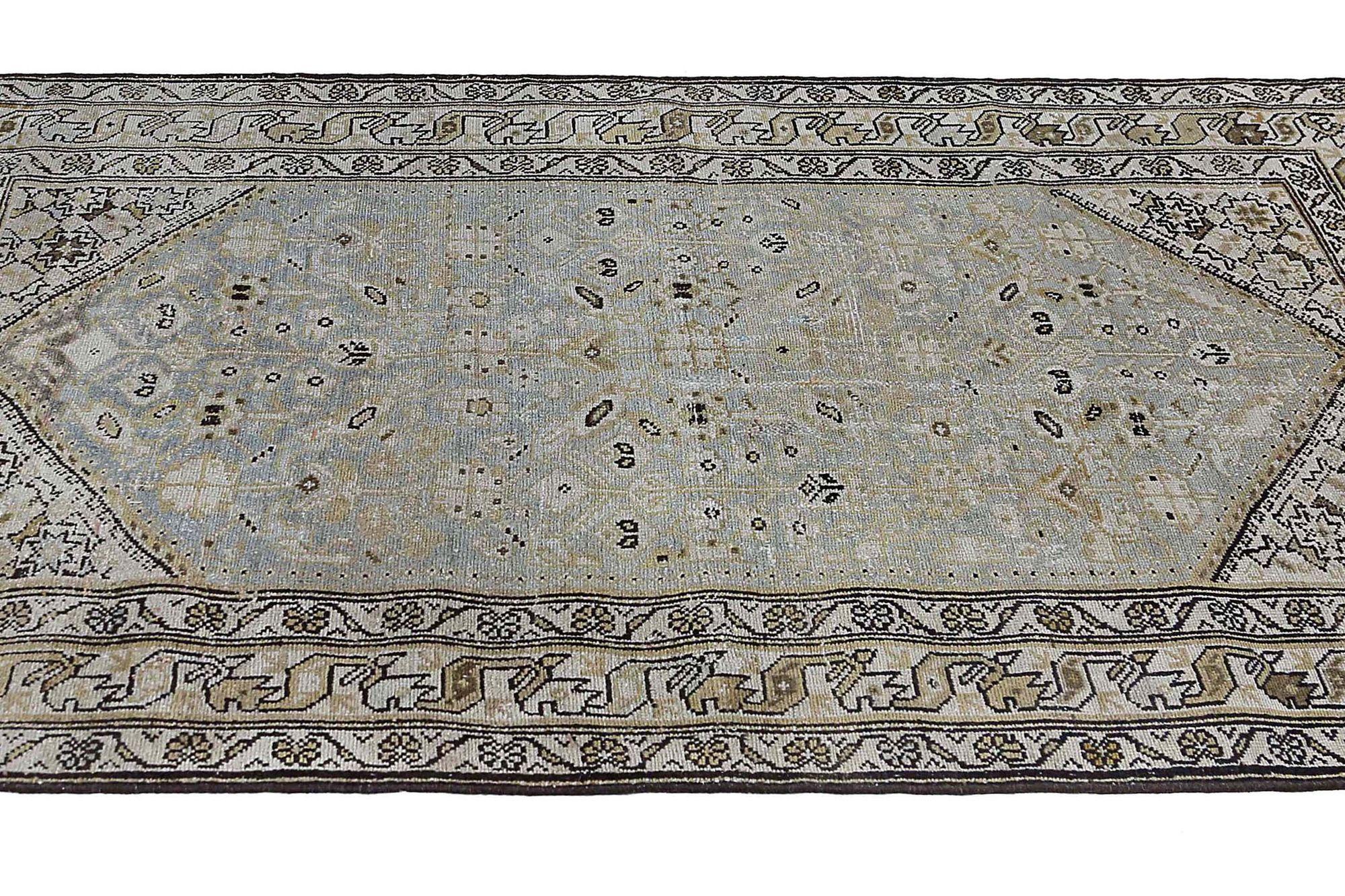 Descubre la elegancia de las alfombras persas Malayer de Circa 1910. Diseñado con lana y azul marfil, este diseño exclusivo es perfecto para realzar tu espacio.