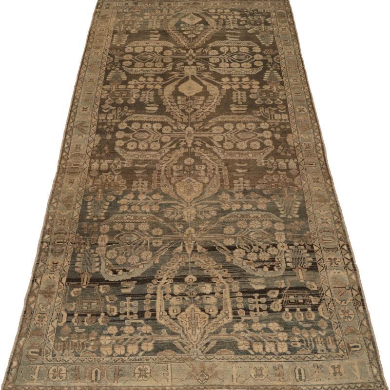 Entdecken Sie die Eleganz des persischen Malayers mit seinen um 1910 gefertigten Teppichen. Dieses exklusive Design aus Wolle und Braun ist perfekt, um Ihren Raum zu verschönern.