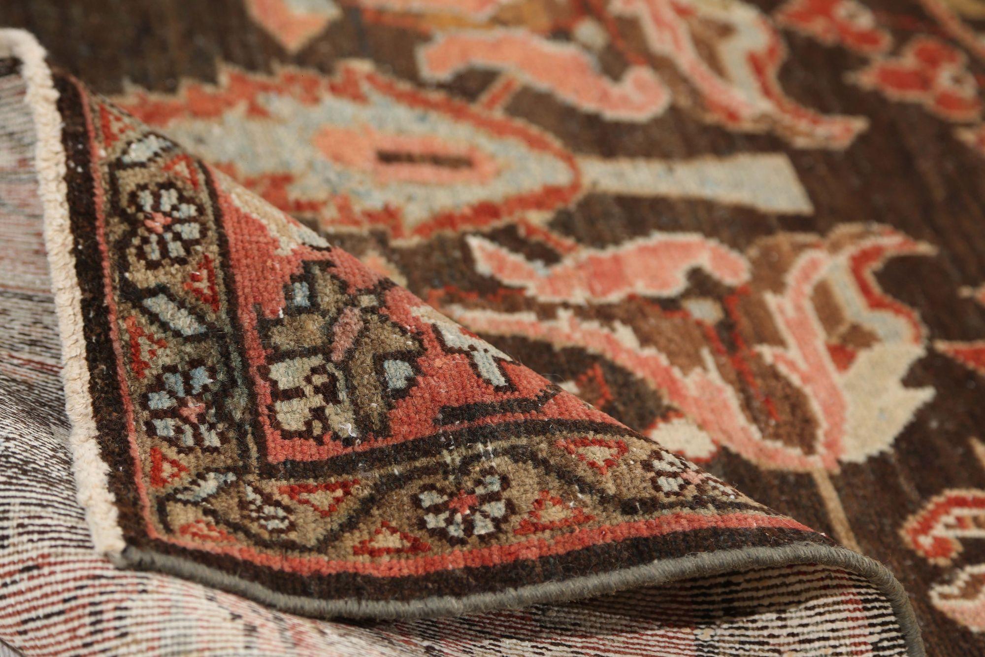 Descubre la elegancia de las alfombras persas Malayer de Circa 1910. Diseñado con lana y marrón, este diseño exclusivo es perfecto para realzar tu espacio.