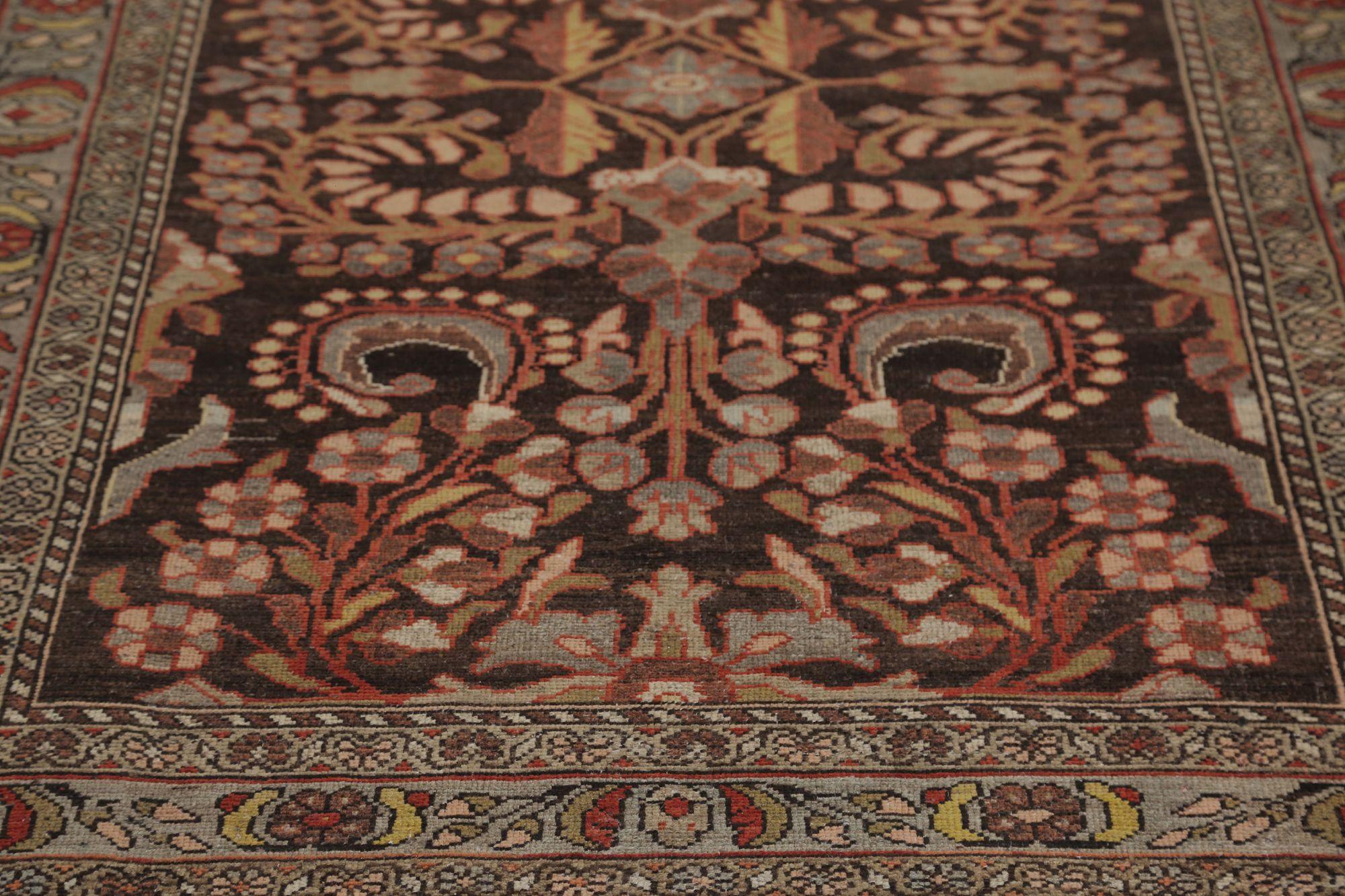 Découvrez l'élégance des tapis persans Malayer avec des tapis de zone datant de 1910. Conçu avec de la laine et du marron, ce design exclusif est parfait pour mettre en valeur votre espace.
