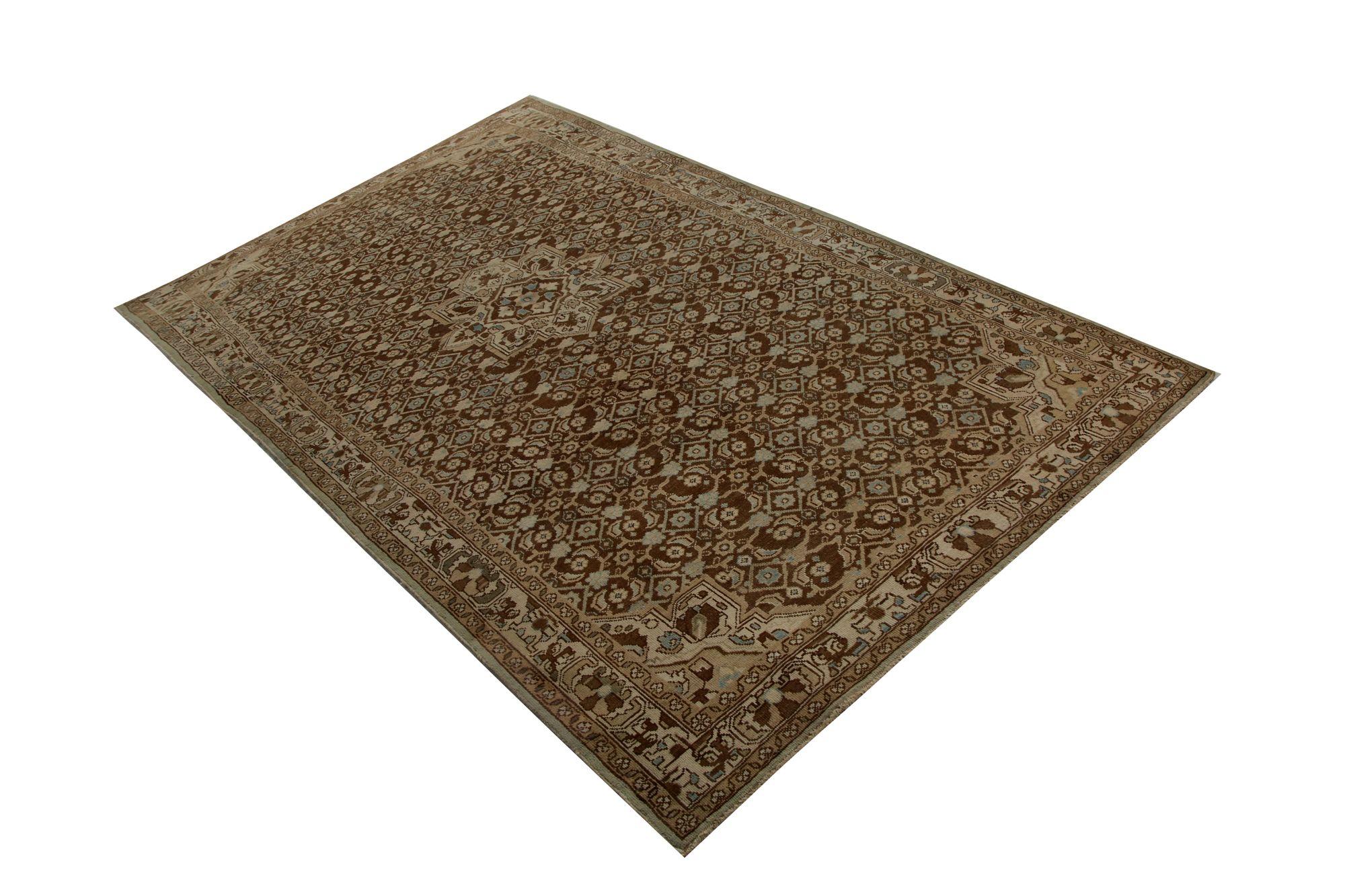 Entdecken Sie die Eleganz des persischen Malayers mit seinen um 1910 gefertigten Teppichen. Dieses exklusive Design aus Wolle und Braun ist perfekt, um Ihren Raum zu verschönern.