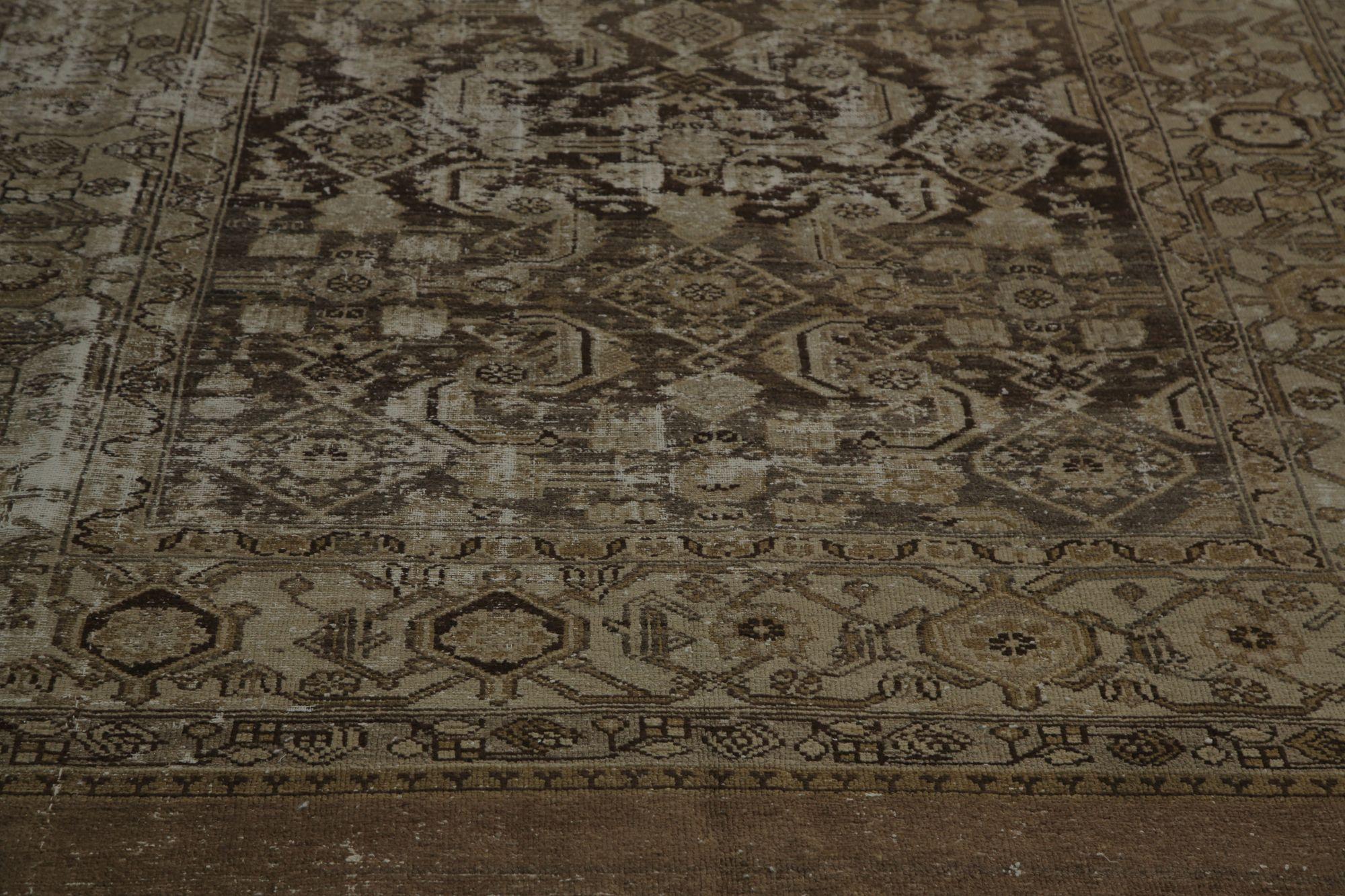 Découvrez l'élégance des tapis persans Malayer avec des tapis de zone datant de 1880. Conçu avec de la laine et du marron, ce design exclusif est parfait pour mettre en valeur votre espace.