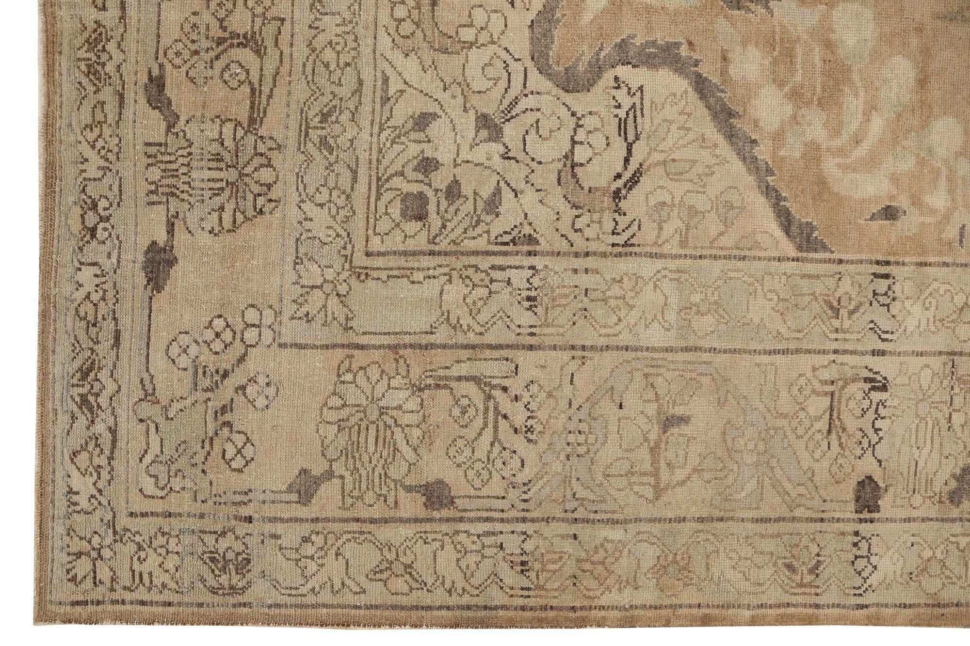Descubre la elegancia de las alfombras persas Malayer de Circa 1940. Diseñado con lana y marrón, este diseño exclusivo es perfecto para realzar tu espacio.