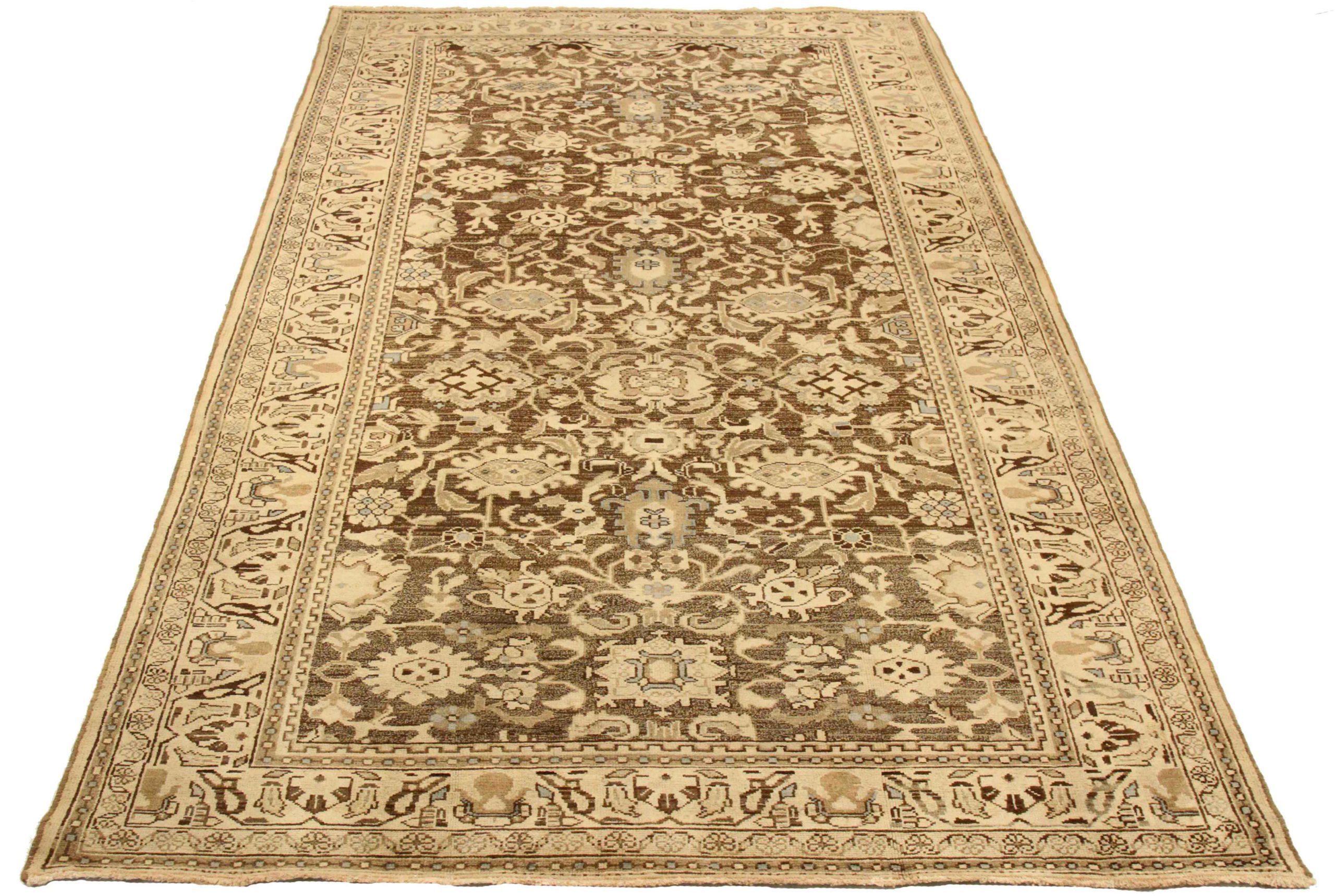 Entdecken Sie die Eleganz des persischen Malayers mit seinen um 1880 gefertigten Teppichen. Dieses exklusive Design aus Wolle und Braun-Elfenbein ist perfekt, um Ihren Raum zu verschönern.