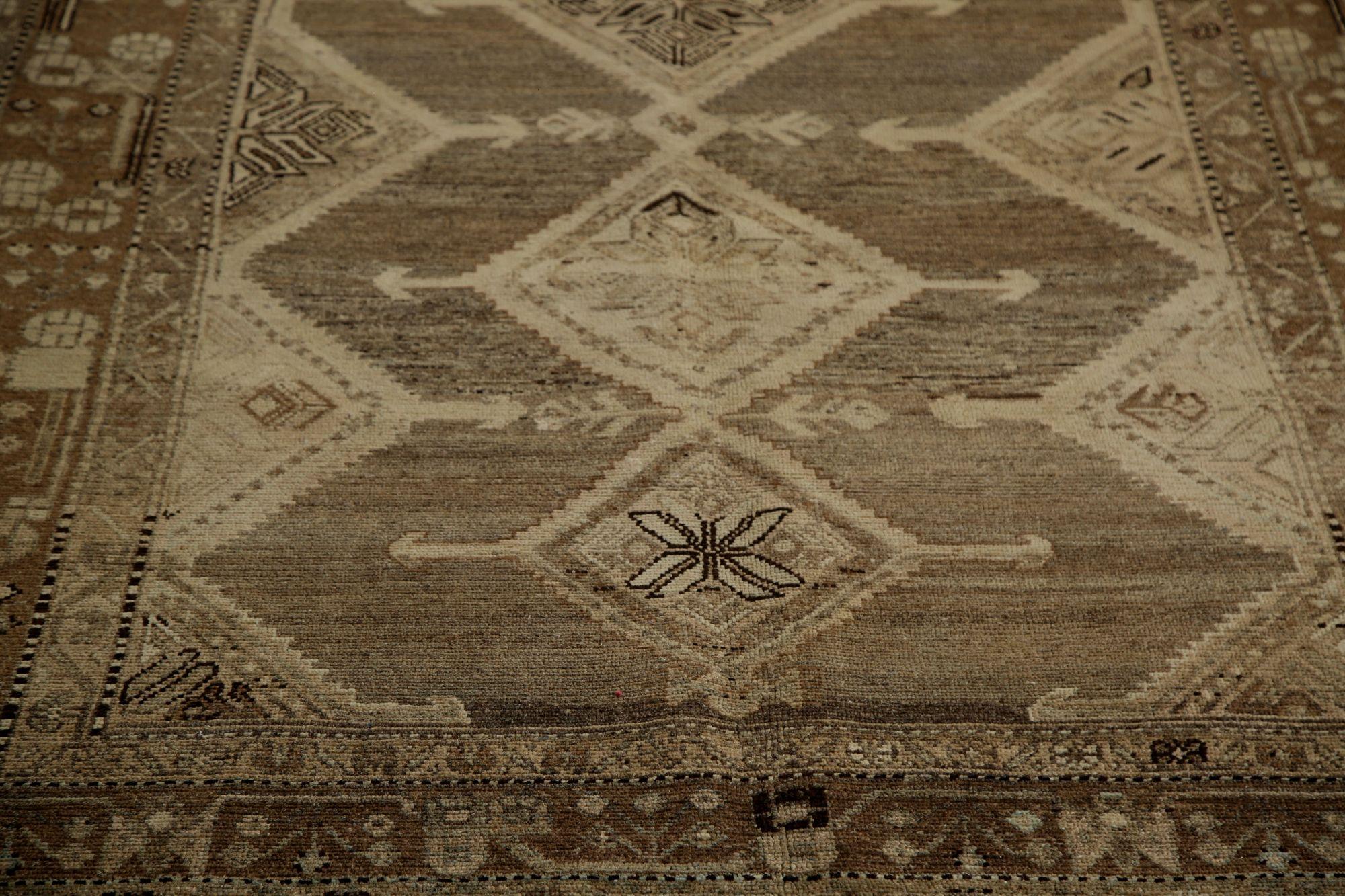 Scopri l'eleganza dei Malayer persiani con i tappeti d'area CIRCA 1880. Progettato in lana e marrone-avorio, questo design esclusivo è perfetto per valorizzare il tuo spazio.