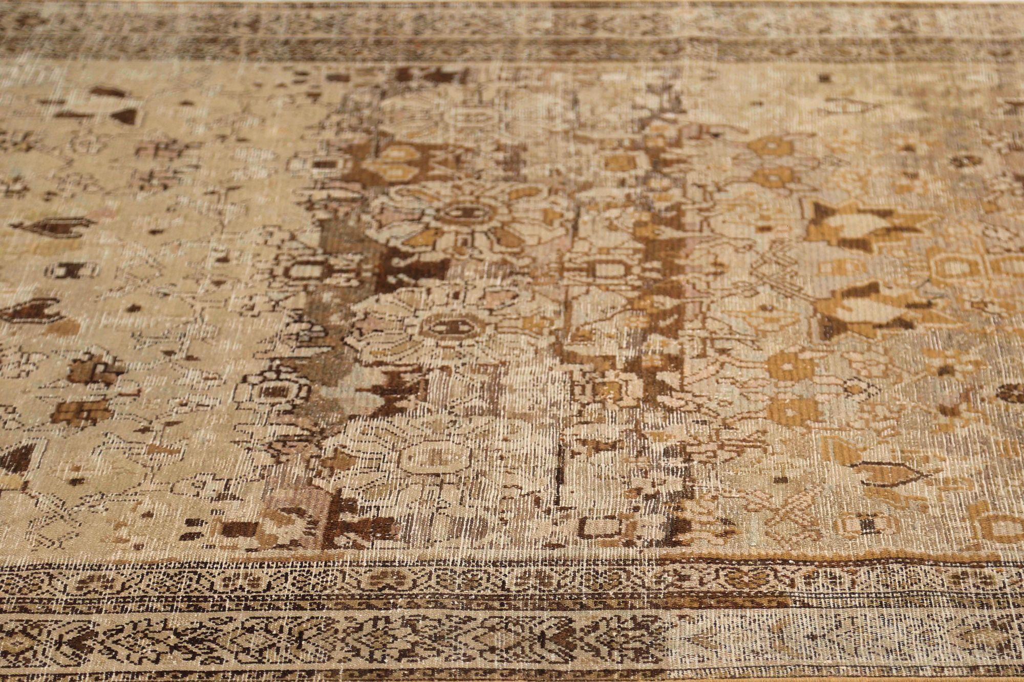 Découvrez l'élégance des tapis persans Malayer avec des tapis de zone datant de 1910. Conçu avec de la laine et du Design/One, ce design exclusif est parfait pour mettre en valeur votre espace.