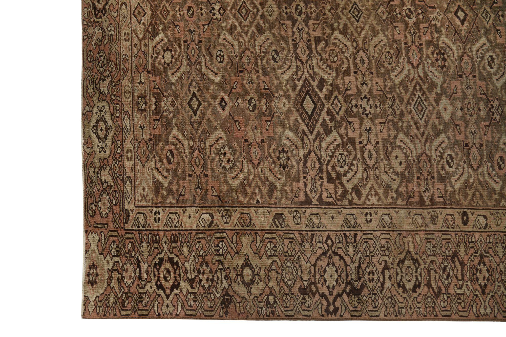 Découvrez l'élégance des tapis persans Malayer avec des tapis de zone datant de 1910. Conçu avec de la laine et du BrownIvoryPinkTaupe, ce design exclusif est parfait pour mettre en valeur votre espace.
