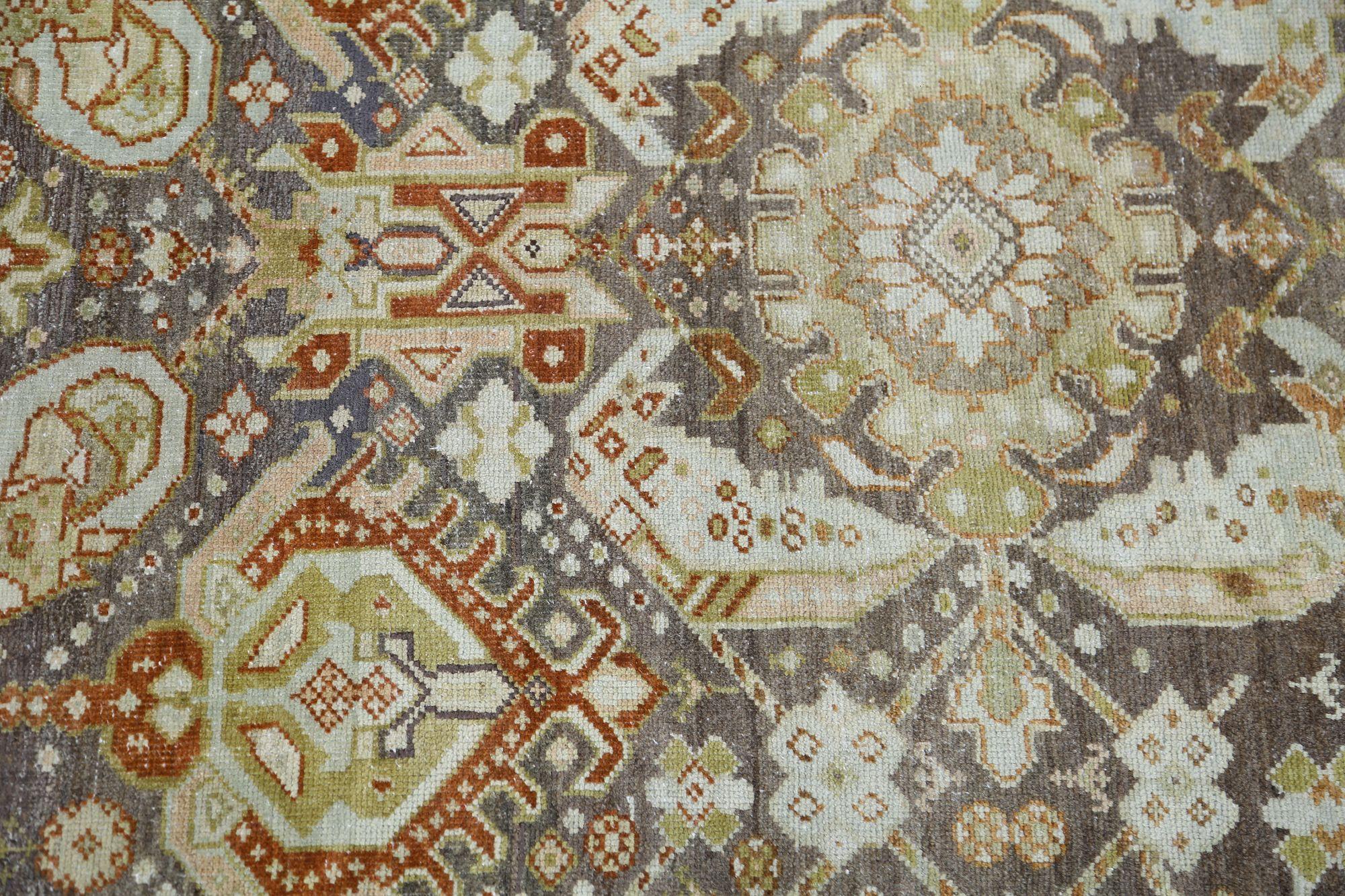 Entdecken Sie die Eleganz des persischen Malayers mit seinen um 1910 gefertigten Teppichen. Dieses exklusive Design aus Wolle und Braun-Elfenbein-Rot ist perfekt, um Ihren Raum zu verschönern.