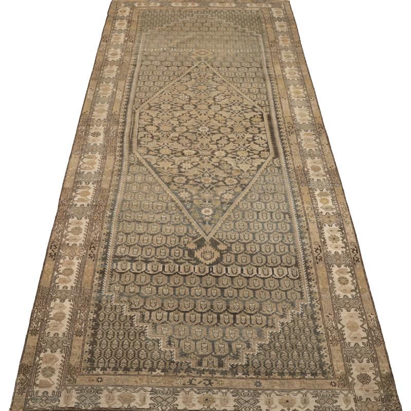 Descubre la elegancia de las alfombras persas Malayer de Circa 1910. Diseñado con lana y marrón-marfil-amarillo, este diseño exclusivo es perfecto para realzar tu espacio.