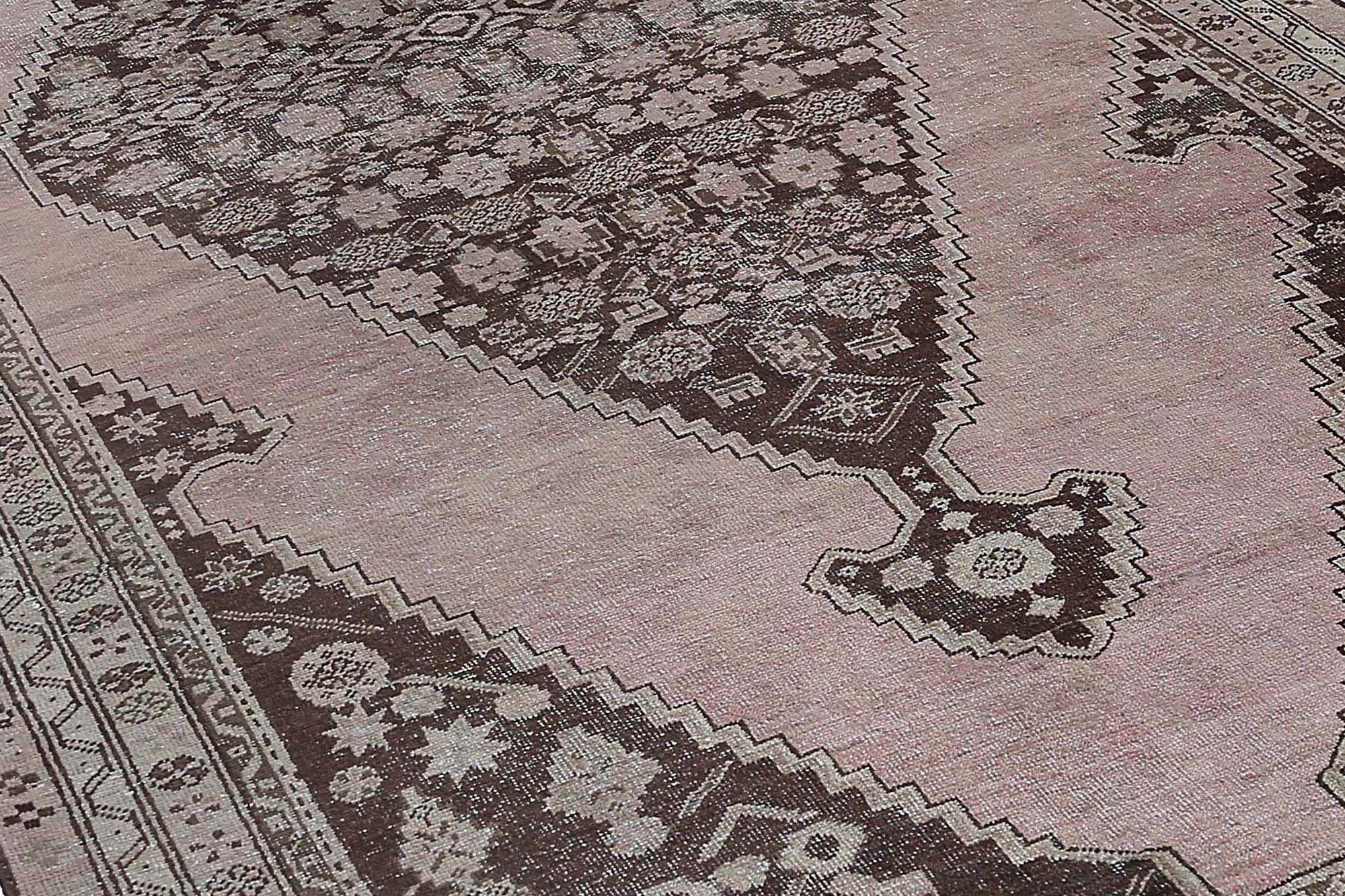 Scopri l'eleganza dei Malayer persiani con i tappeti d'area CIRCA 1880. Progettato con lana e BrownPink, questo design esclusivo è perfetto per valorizzare il tuo spazio.