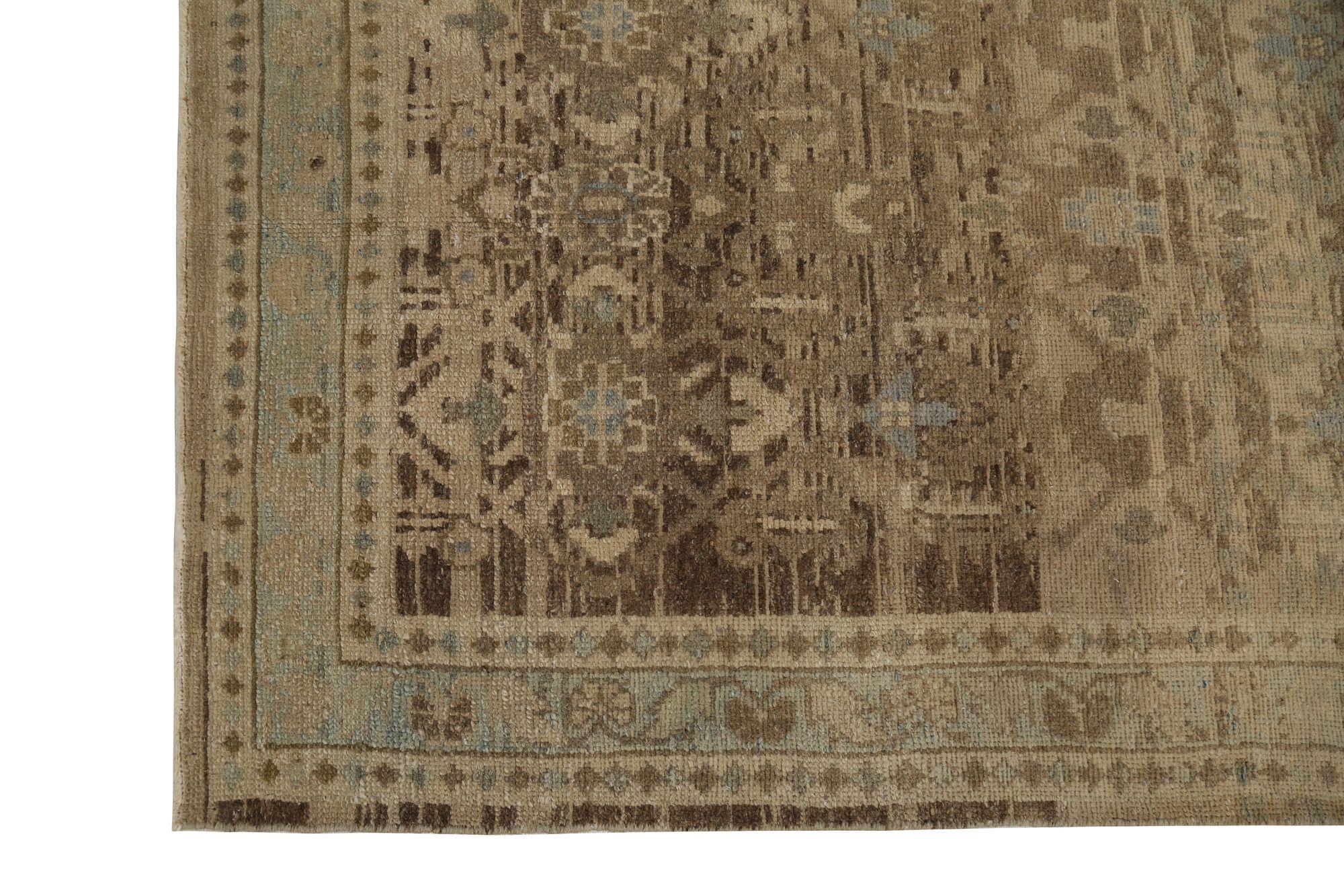 Scopri l'eleganza dei Malayer persiani con i tappeti d'area CIRCA 1910. Progettato con Lana e Marrone-Taupe, questo design esclusivo è perfetto per valorizzare il tuo spazio.