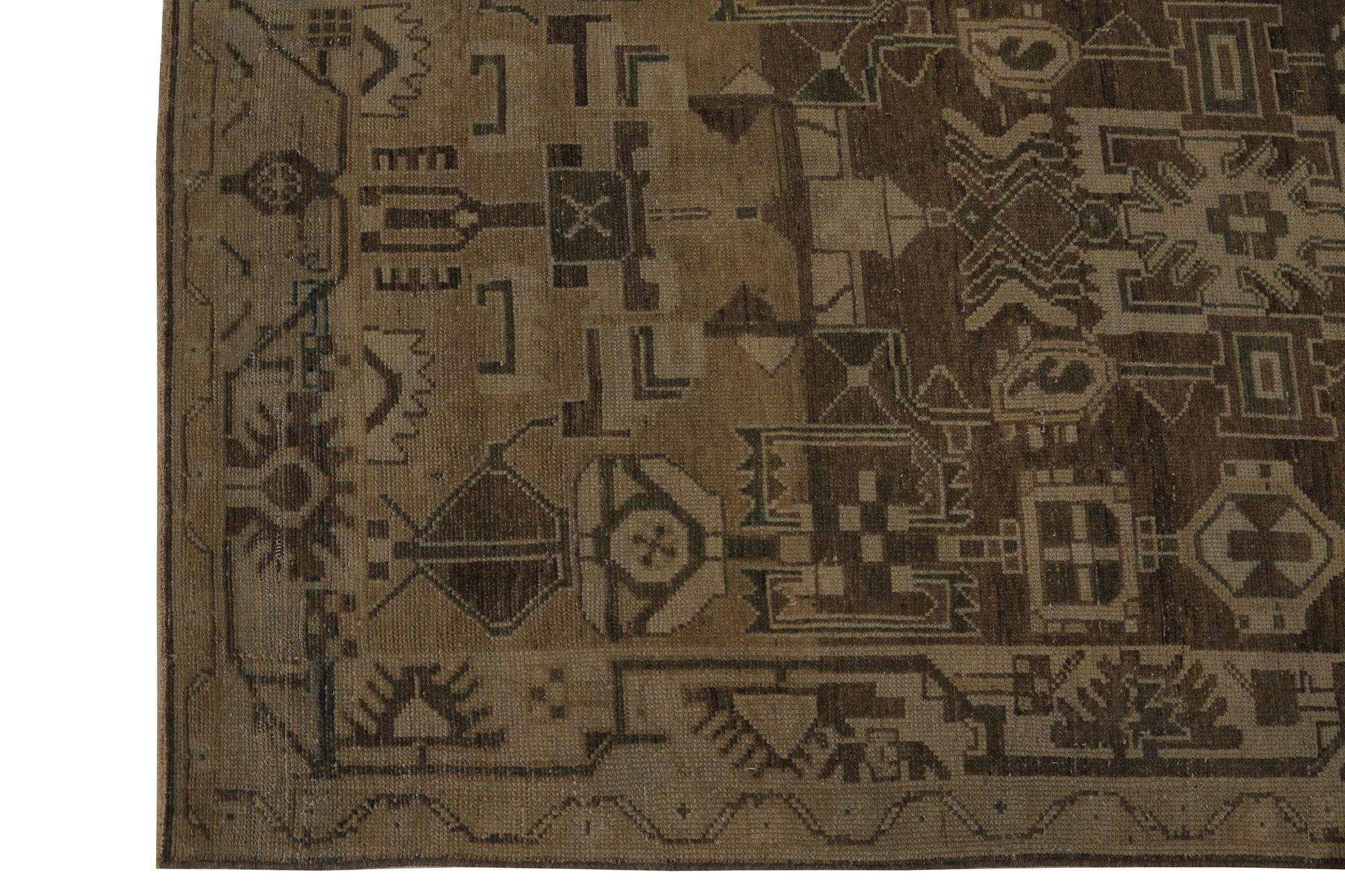 Entdecken Sie die Eleganz des persischen Malayers mit seinen um 1910 gefertigten Teppichen. Dieses exklusive Design aus Wolle und BrownTaupe ist perfekt, um Ihren Raum zu verschönern.