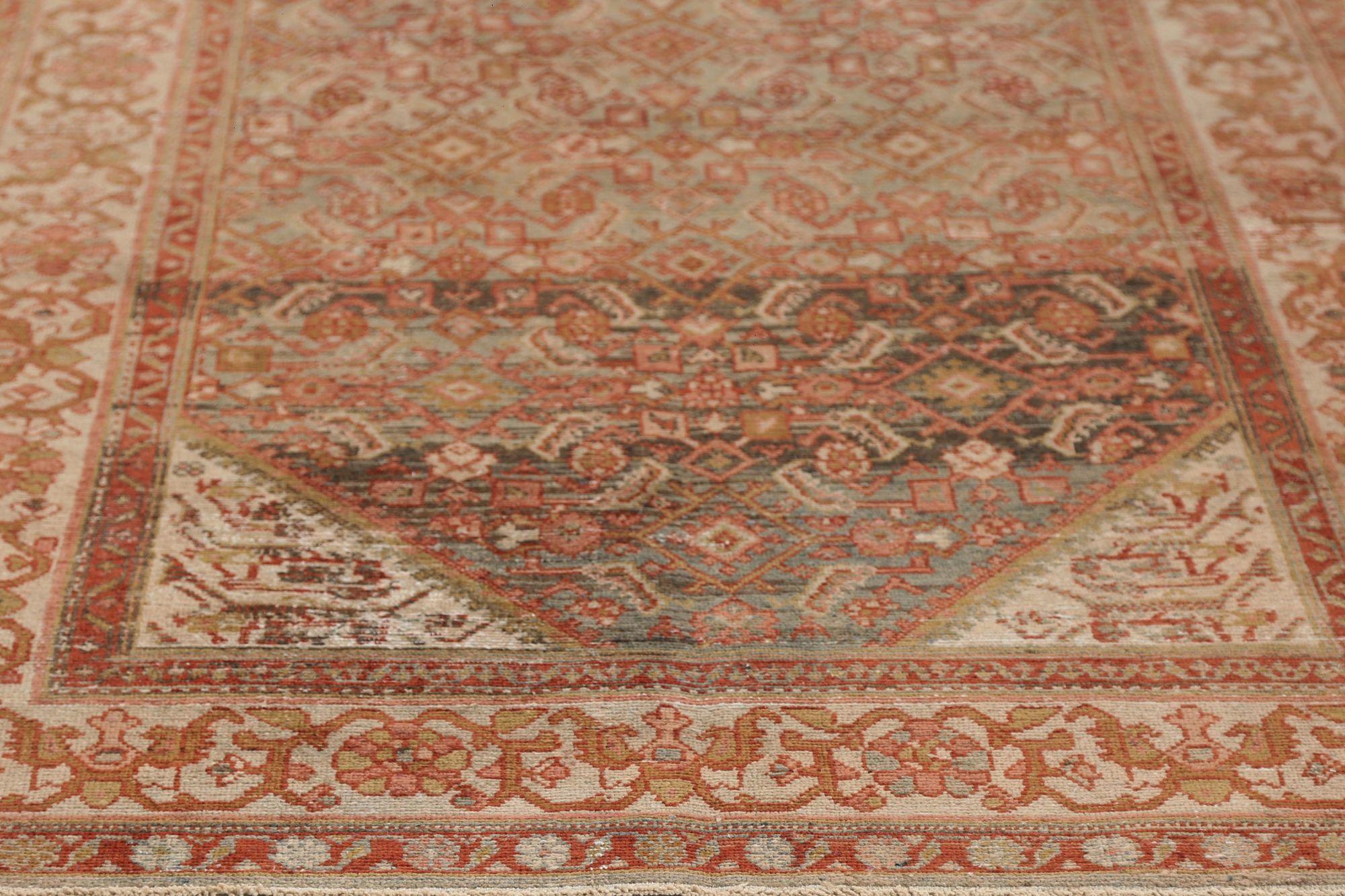 Entdecken Sie die Eleganz des persischen Malayers mit seinen um 1910 gefertigten Teppichen. Dieses exklusive Design aus Wolle und GreenIvory ist perfekt, um Ihren Raum zu verschönern.