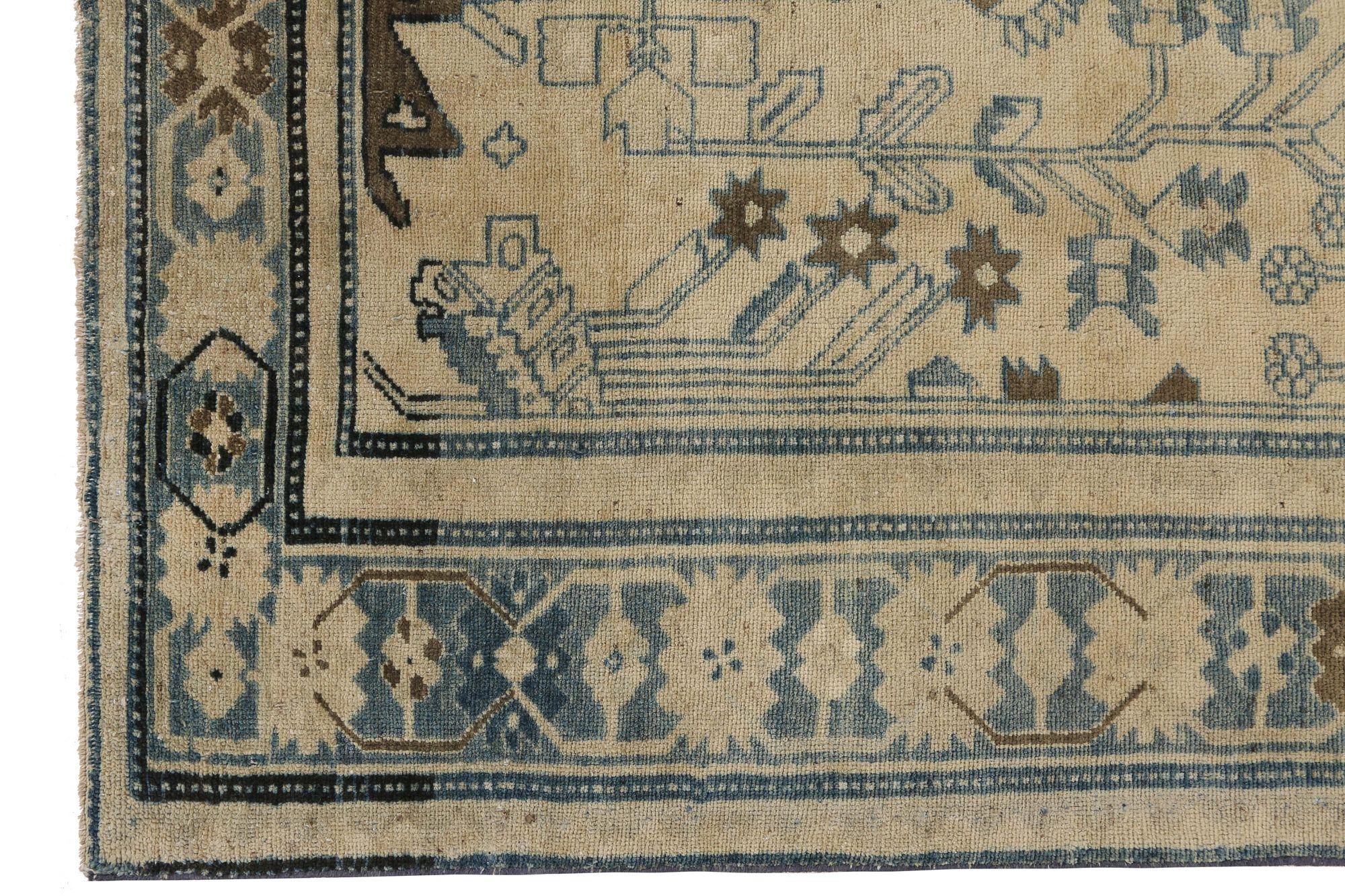 Entdecken Sie die Eleganz des persischen Malayers mit seinen um 1910 gefertigten Teppichen. Dieses exklusive Design aus Wolle und Elfenbein ist perfekt, um Ihren Raum zu verschönern.