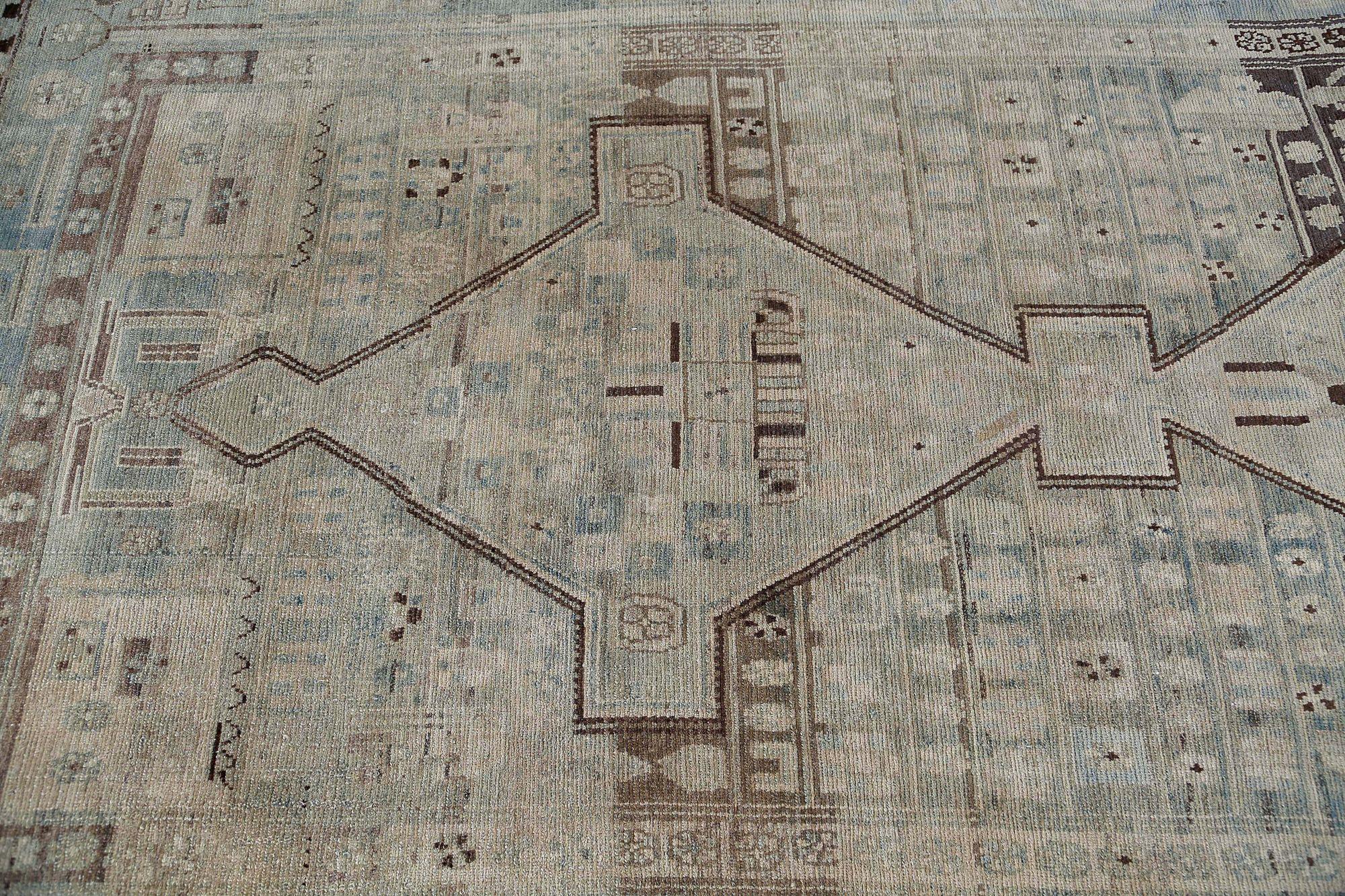 Entdecken Sie die Eleganz des persischen Malayers mit seinen um 1880 gefertigten Teppichen. Dieses exklusive Design aus Wolle und Elfenbein-Hellblau ist perfekt, um Ihren Raum zu verschönern.