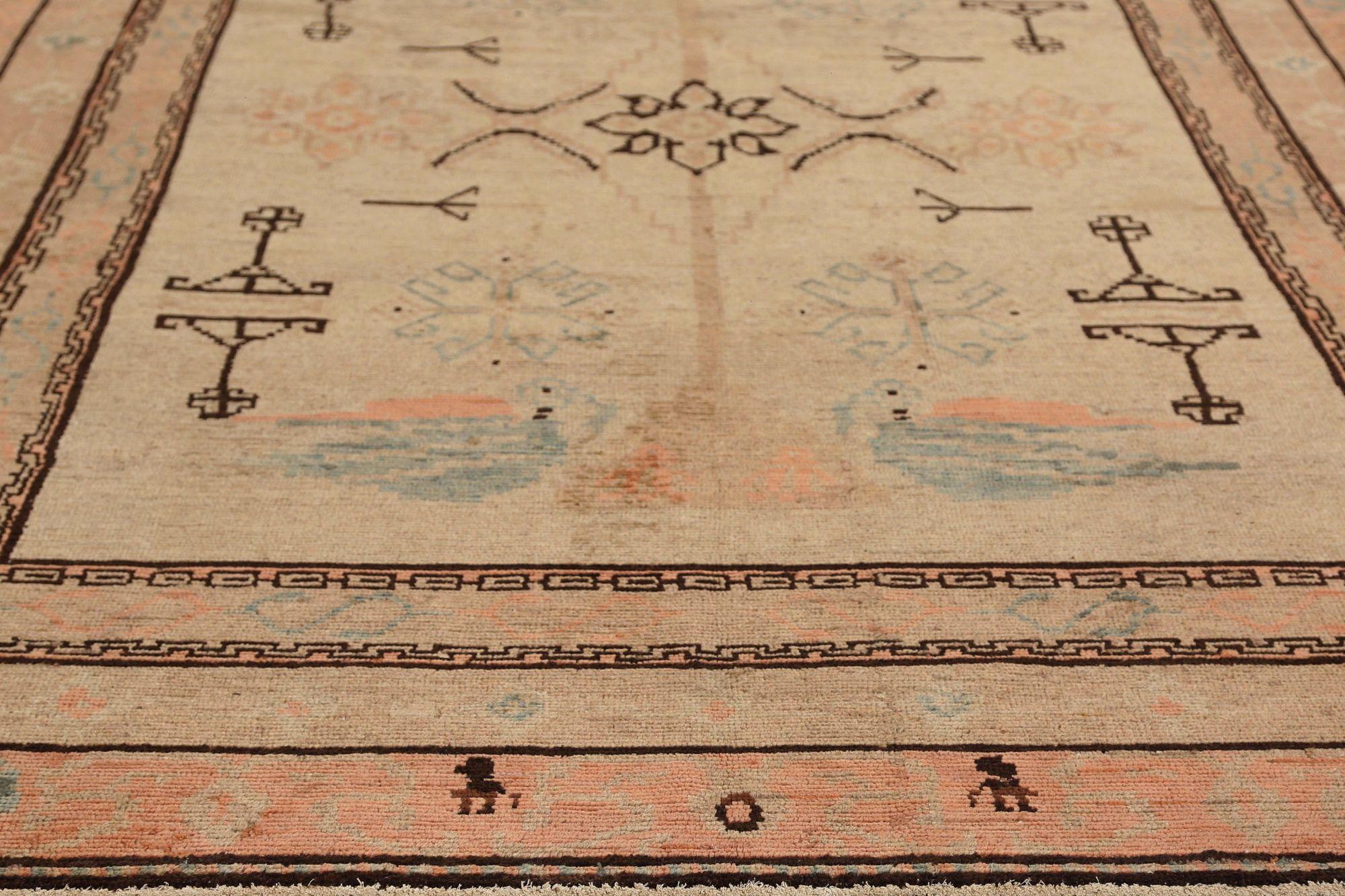 Découvrez l'élégance des tapis persans Malayer avec des tapis de zone datant de 1880. Conçu avec de la laine et de l'IvoryPinkTaupe, ce design exclusif est parfait pour mettre en valeur votre espace.